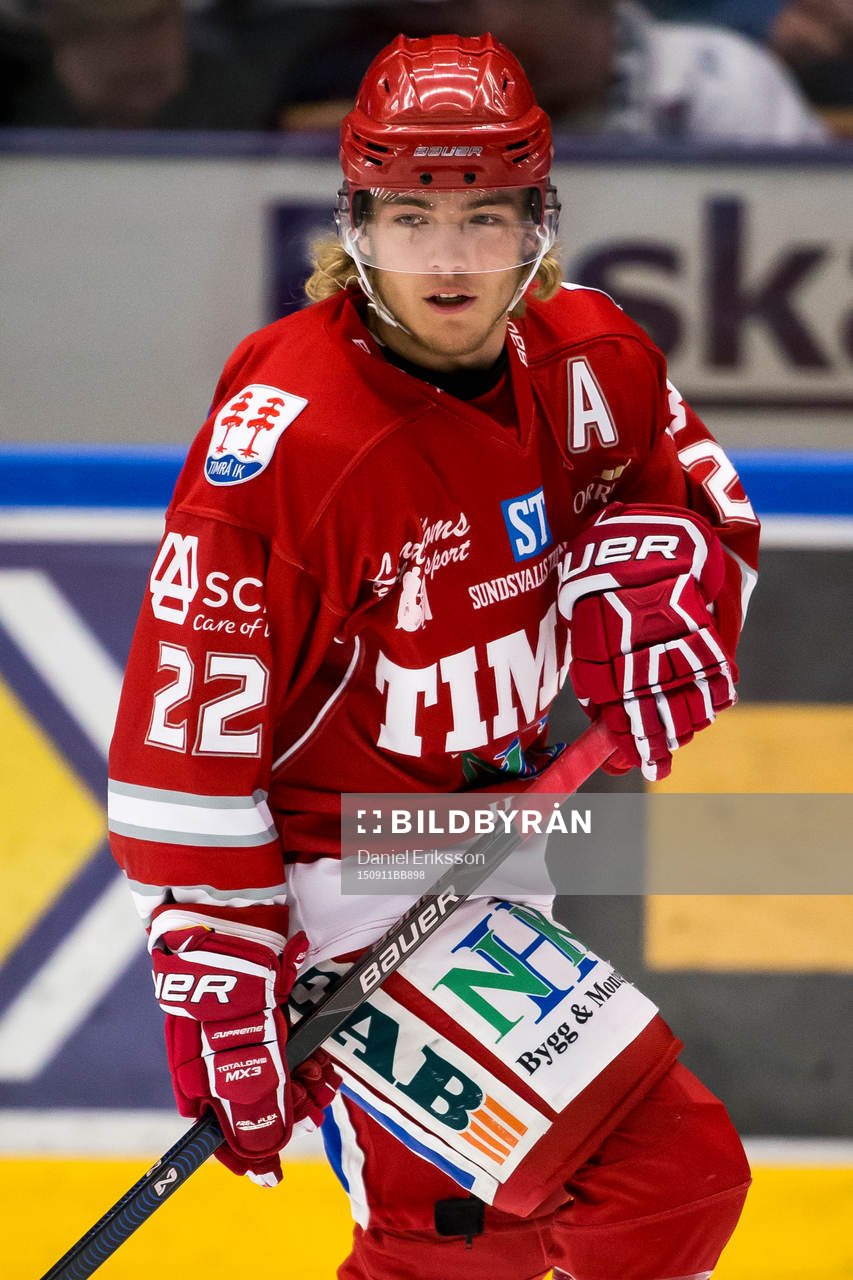 Timrå Emil Berglund i ishockeymatchen i hockeyallsvenskan