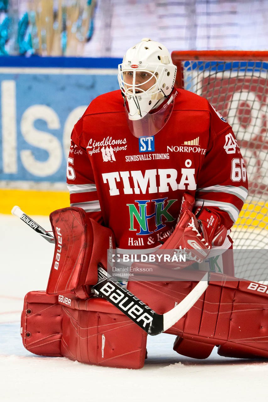 Timrå målvakt Johan Mattsson i ishockeymatchen i