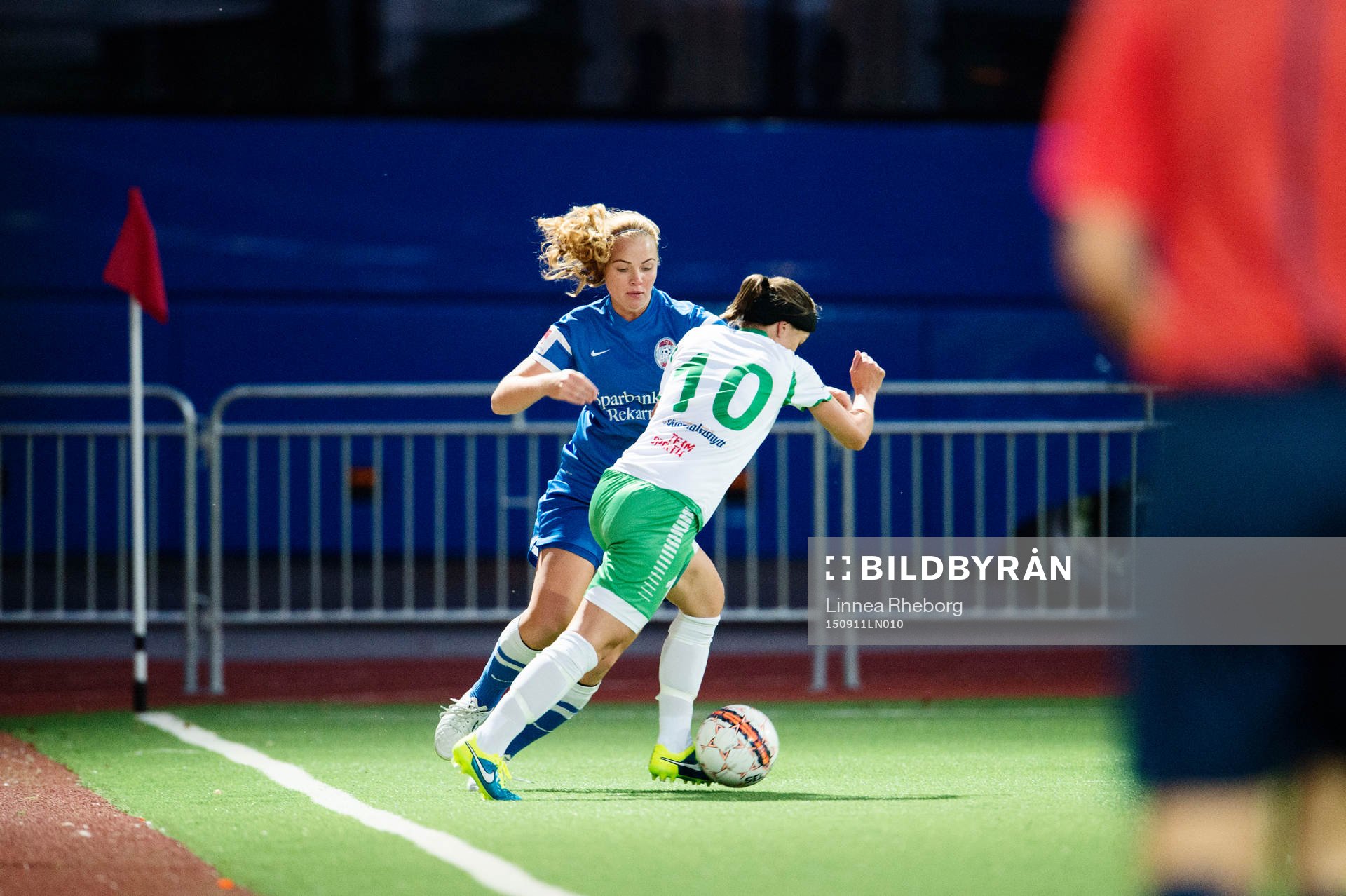 Eskilstunas Glodis Viggosdottir i kamp om bollen med