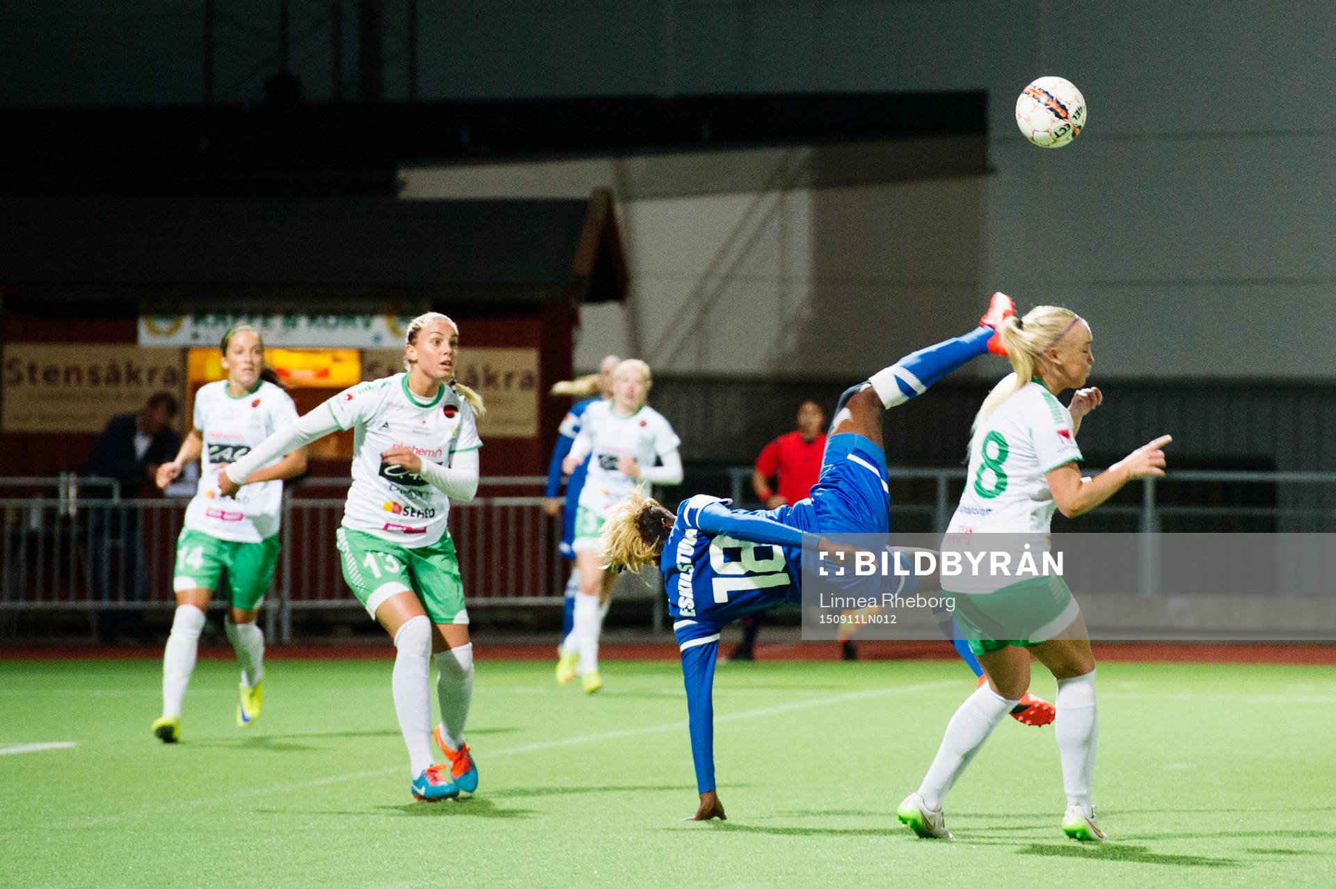 Eskilstunas Gaelle Enganamouit i kamp om bollen med