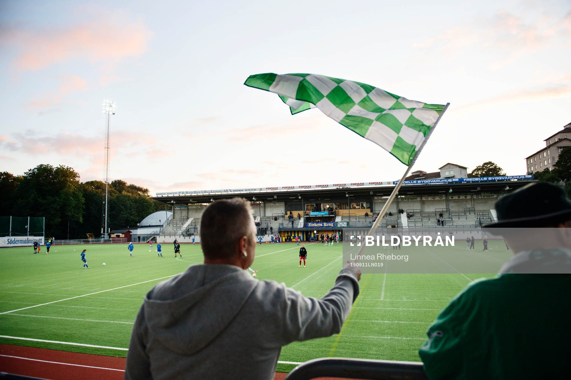 En hammarbysupporter viftar med flagga innan