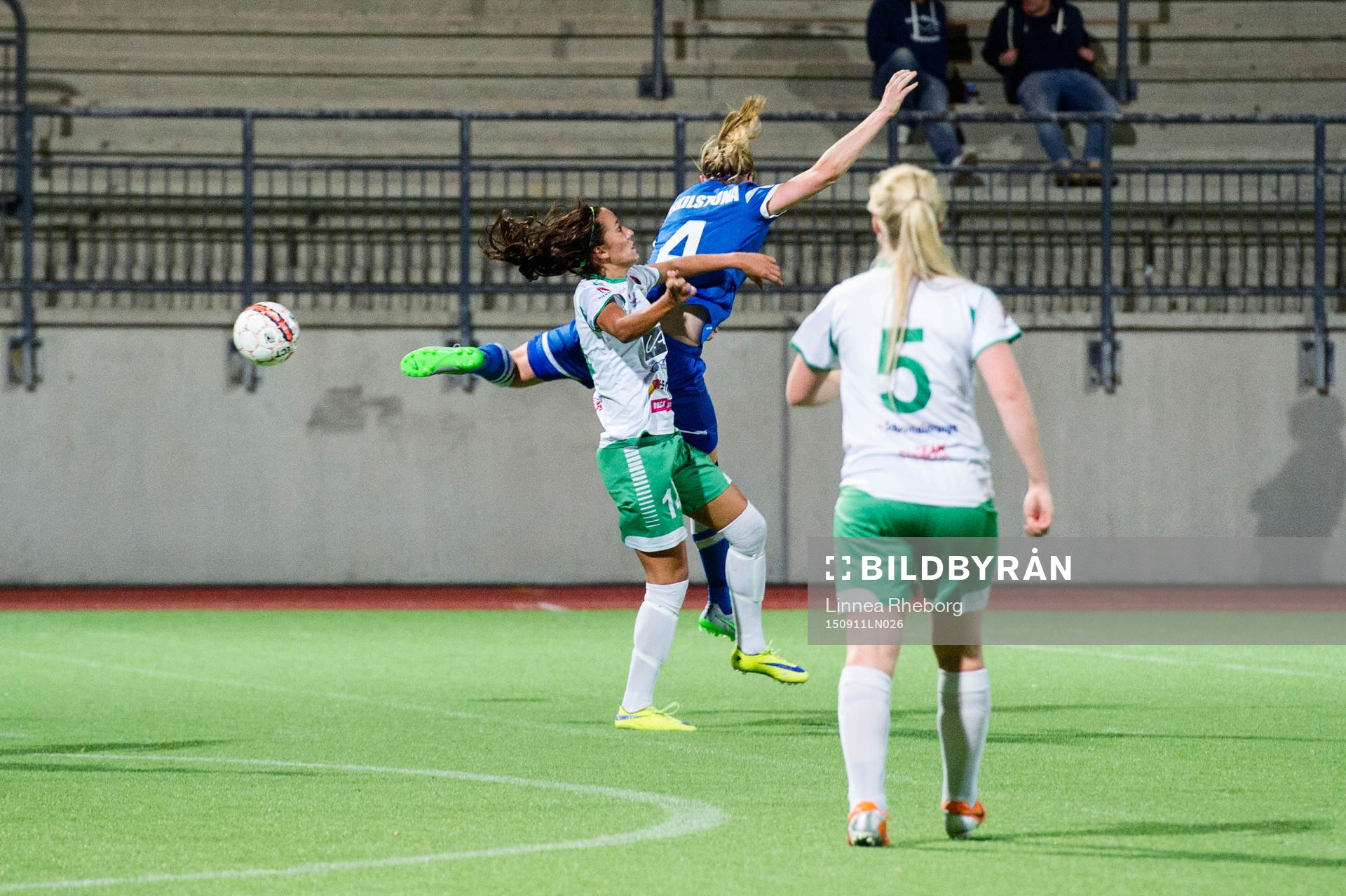Eskilstunas Louise Quinn och Hammarbys Therese Persson i en närkamp under fotbollsmatchen i Damallsvenskan mellan Hammarby och Eskilstuna den 11 september 2015 i Stockholm.