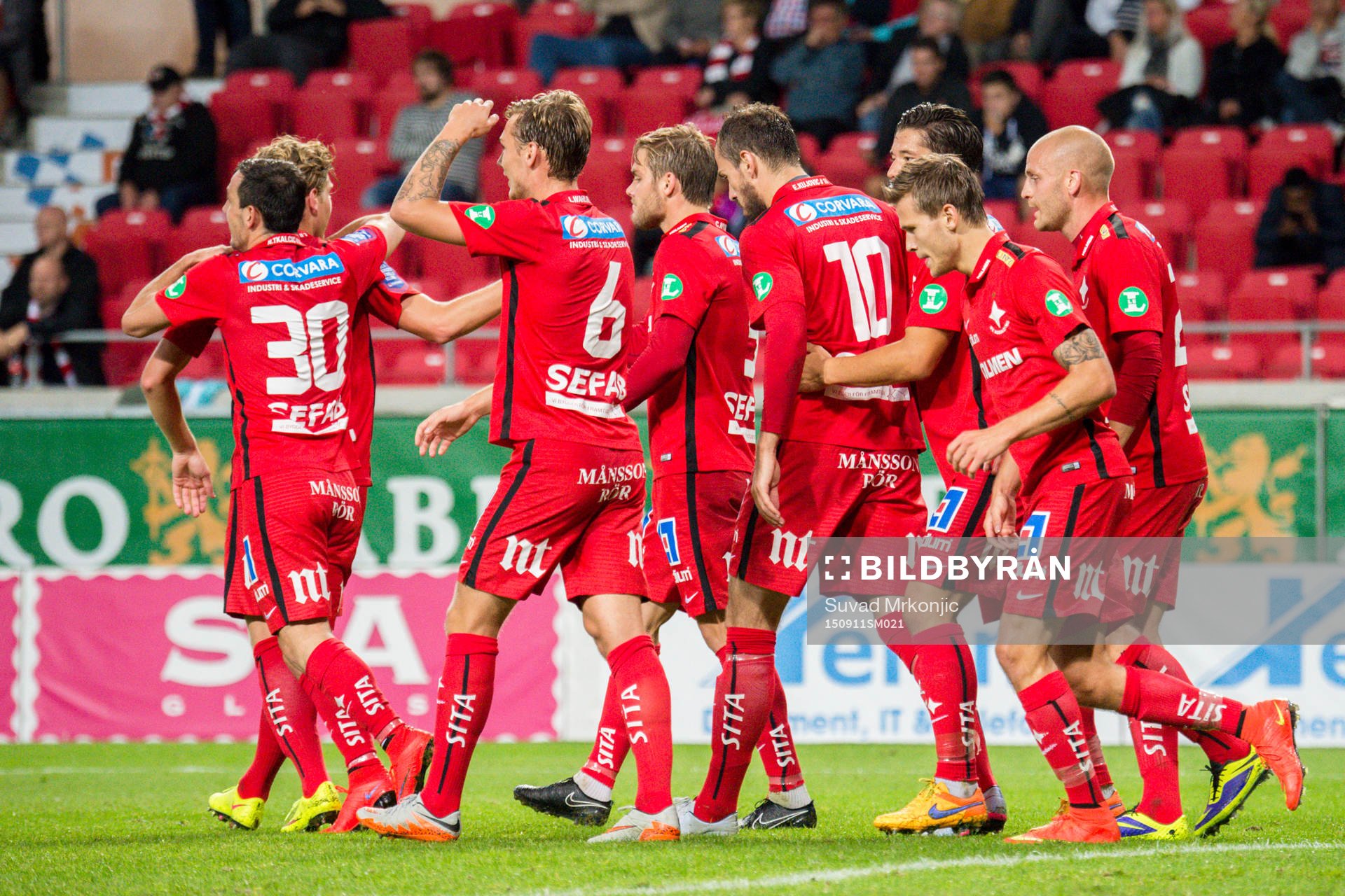 Norrköpings Alexander Franssonjublar efter 0-2 under fotbollsmatchen i Allsvenskan mellan Kalmar och Norrköping den 11 september 2015 i Kalmar.