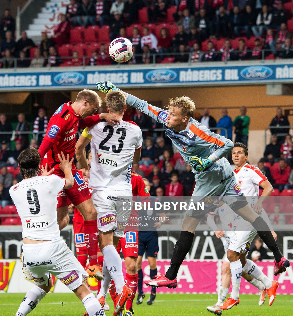 Norrköpings Andreas Johansson i duell med Kalmars målvakt Ole Söderberg under fotbollsmatchen i Allsvenskan mellan Kalmar och Norrköping den 11 september 2015 i Kalmar.