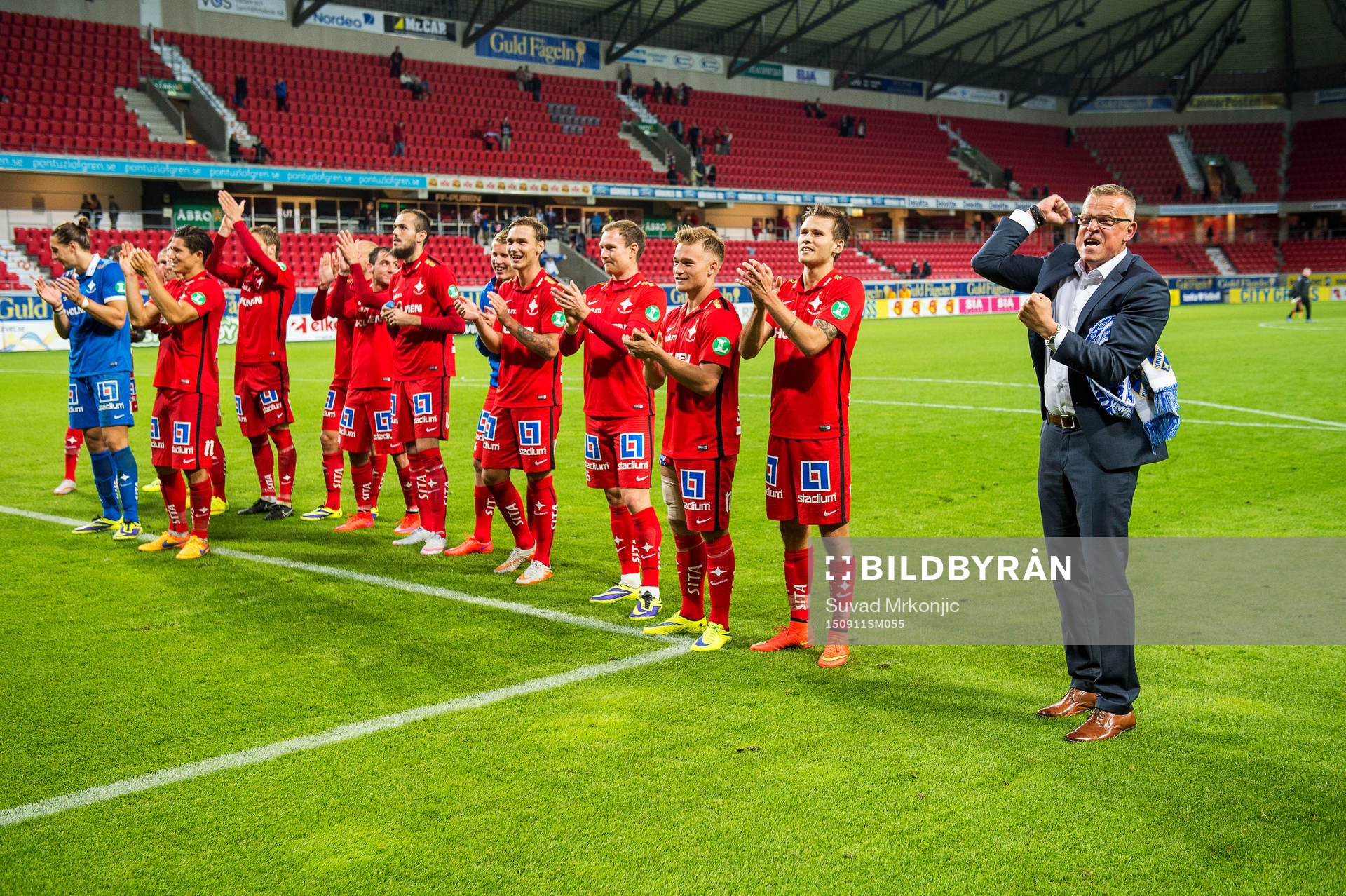 Norrköpings tränare Jan Andersson jublar tillsammans med Norrköpingspelarna efter fotbollsmatchen i Allsvenskan mellan Kalmar och Norrköping den 11 september 2015 i Kalmar.