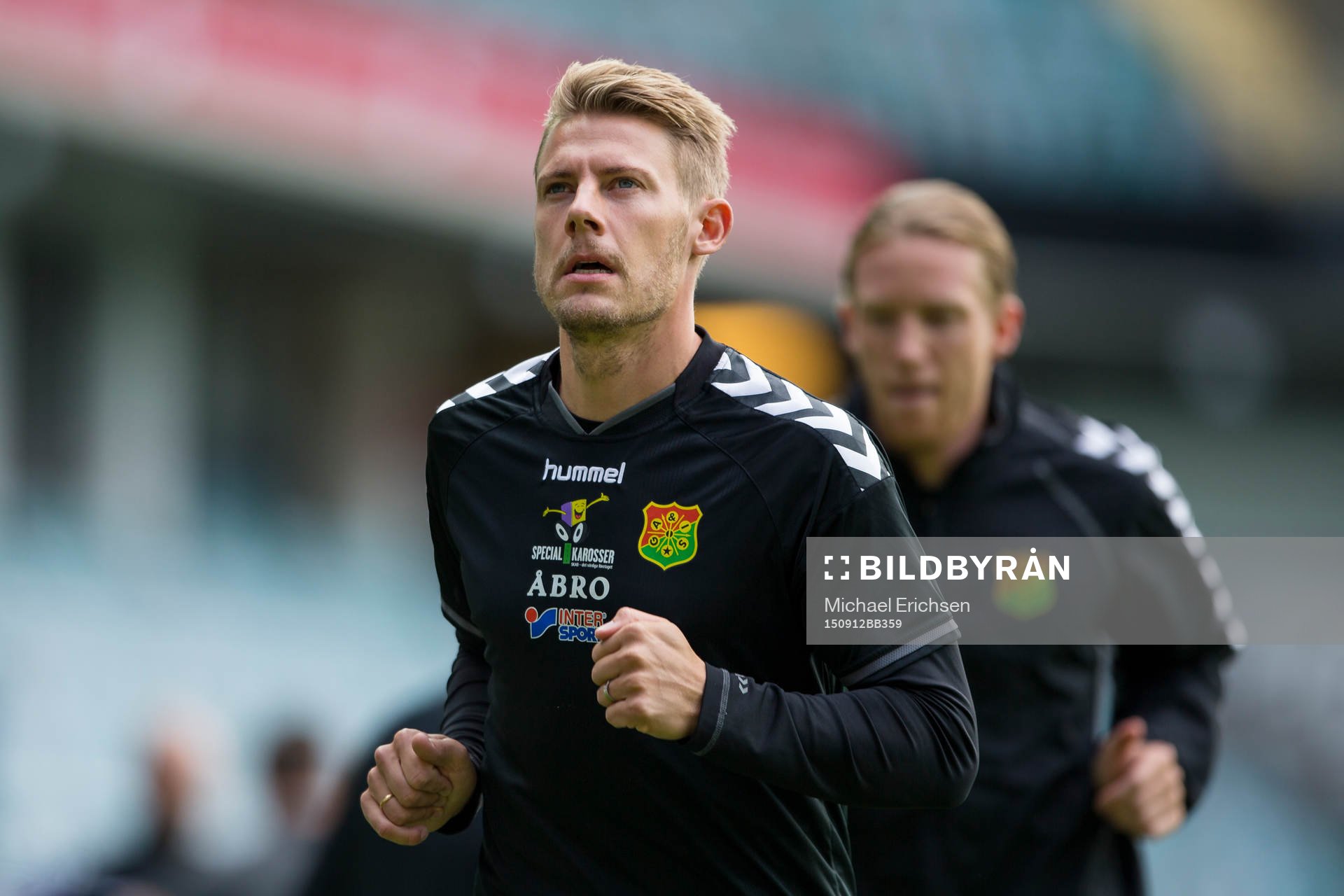 GAIS Patrik Ingelsten värmer upp innan fotbollsmatchen i