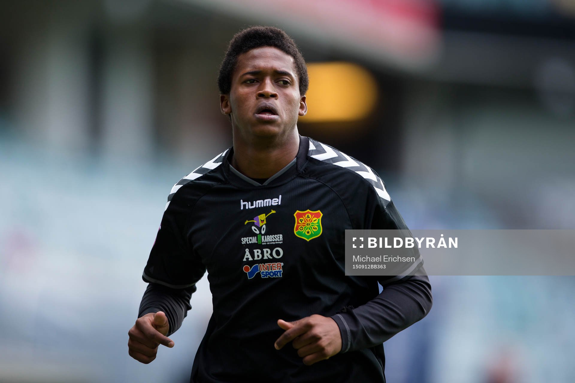 GAIS Luther Singh värmer upp innan fotbollsmatchen i