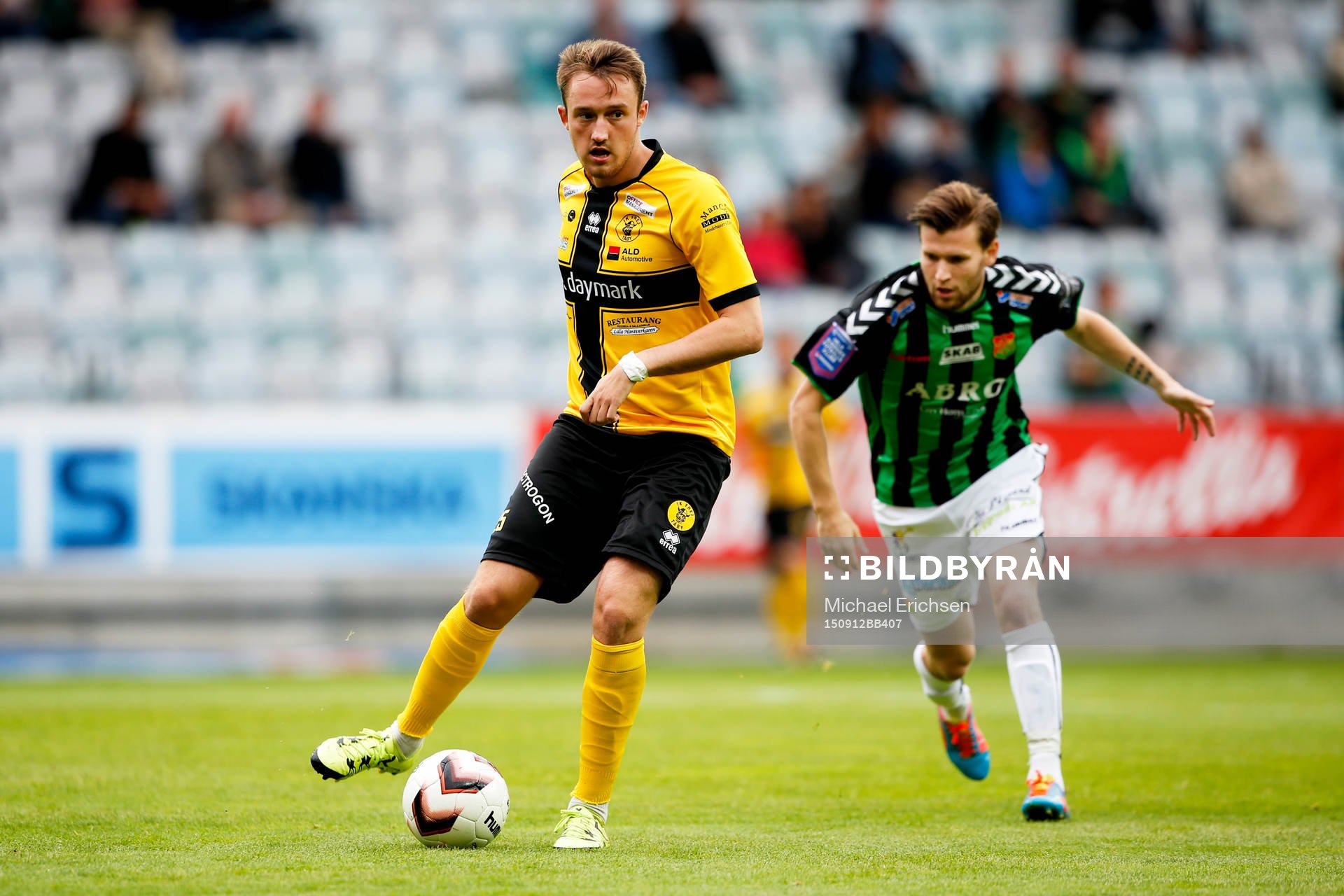 Frejs Smajl Suljevic och GAIS Johan Lundgren under fotbollsmatchen i Superettan mellan GAIS och IK Frej den 12 september 2015 i Göteborg.