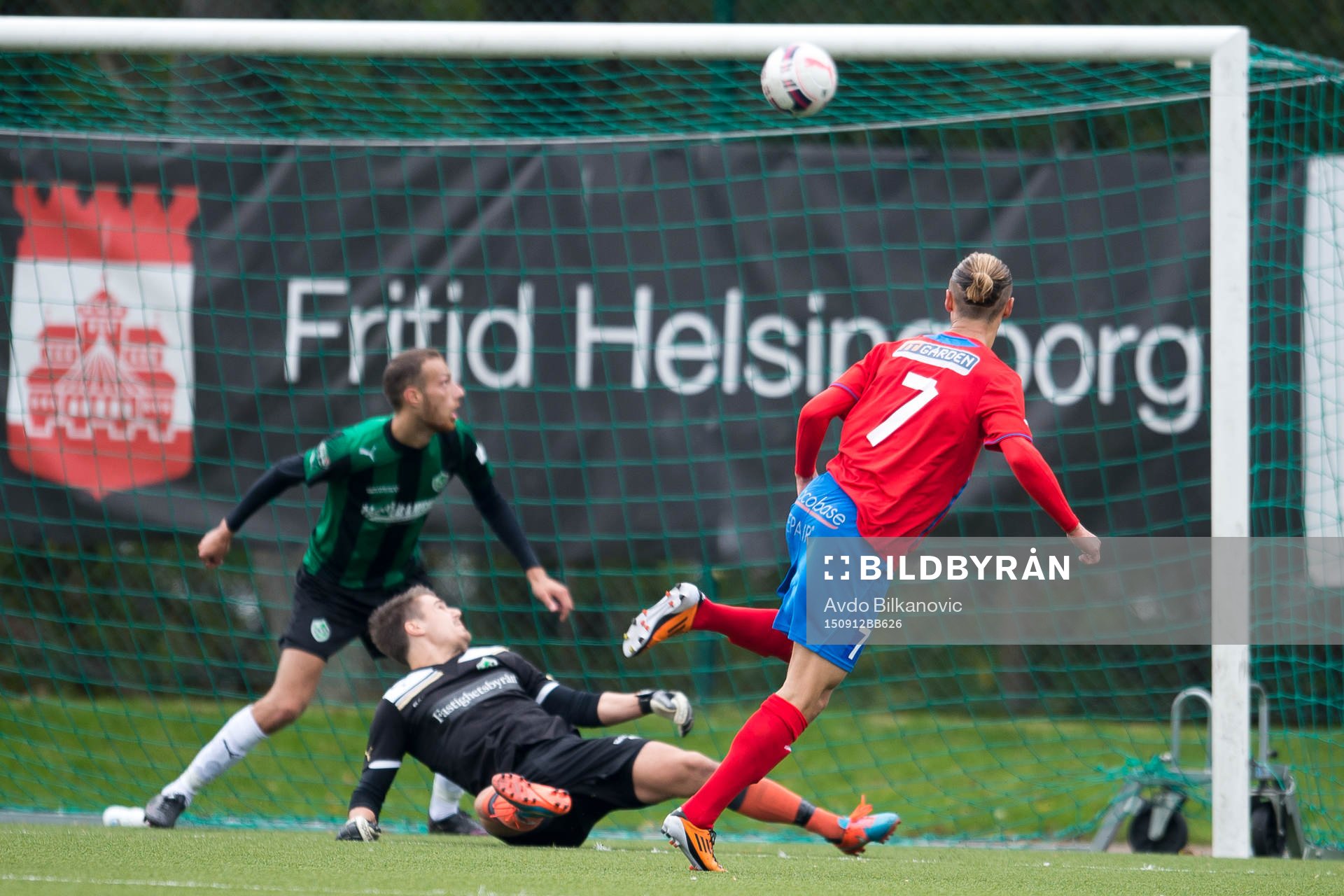Helsingborgs Akademi Jonathan Levi skjuter in bollen bakom