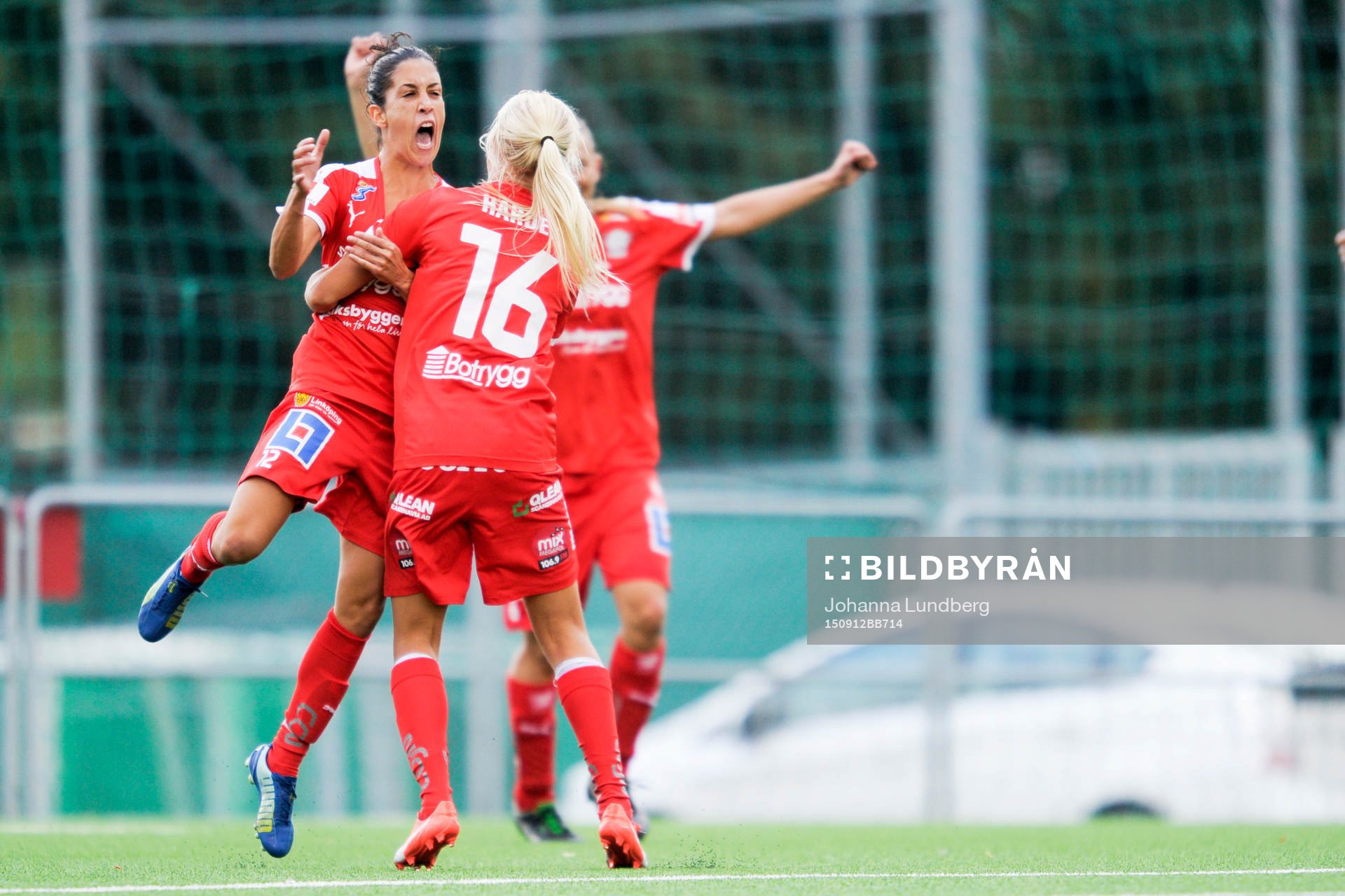 Linköpings Claudia Neto och Pernille Harder jublar