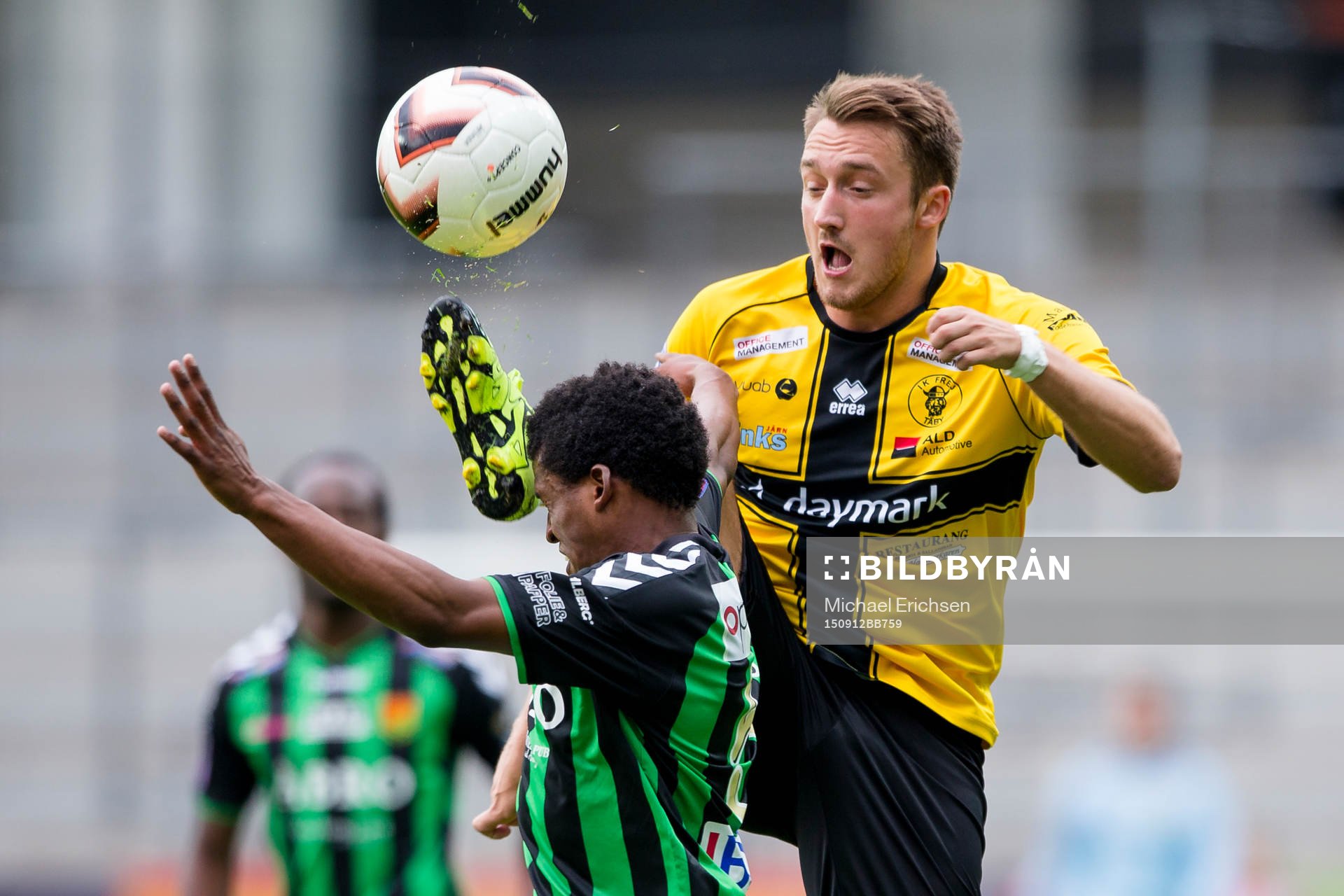 Frejs Adnan Círak och GAIS Luther Singh i kamp om bollen