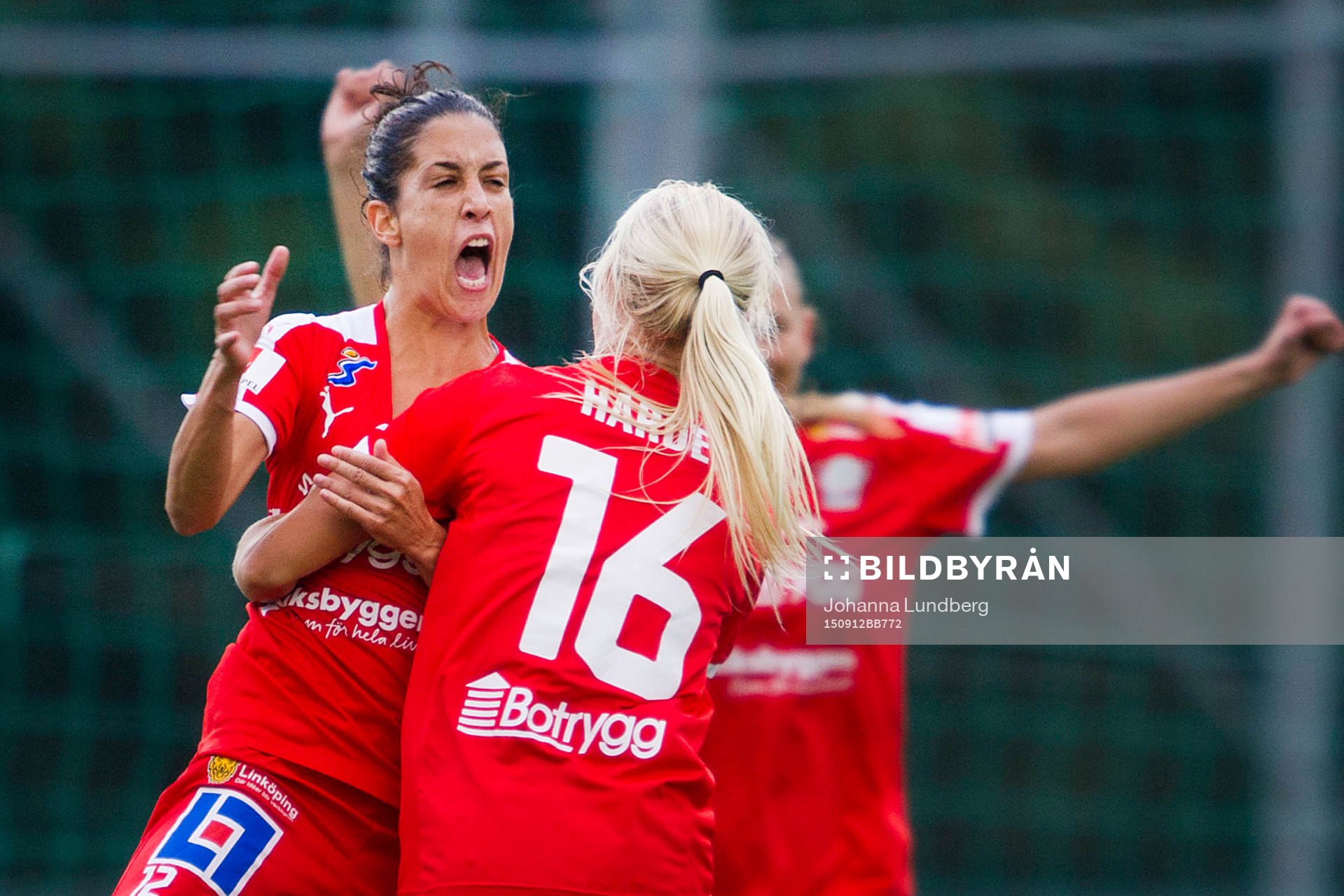 Linköpings Claudia Neto och Pernille Harder jublar