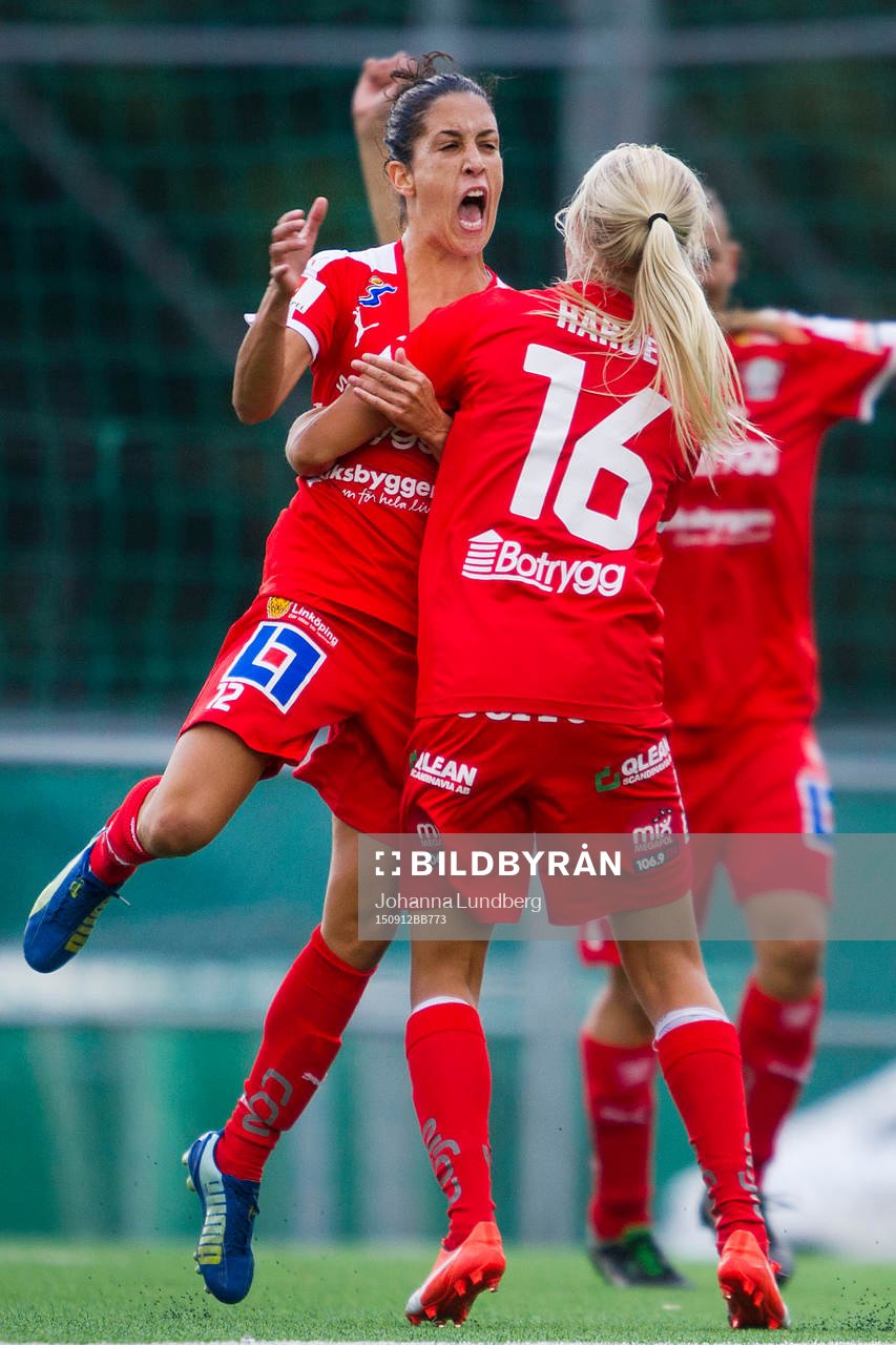 Linköpings Claudia Neto och Pernille Harder jublar