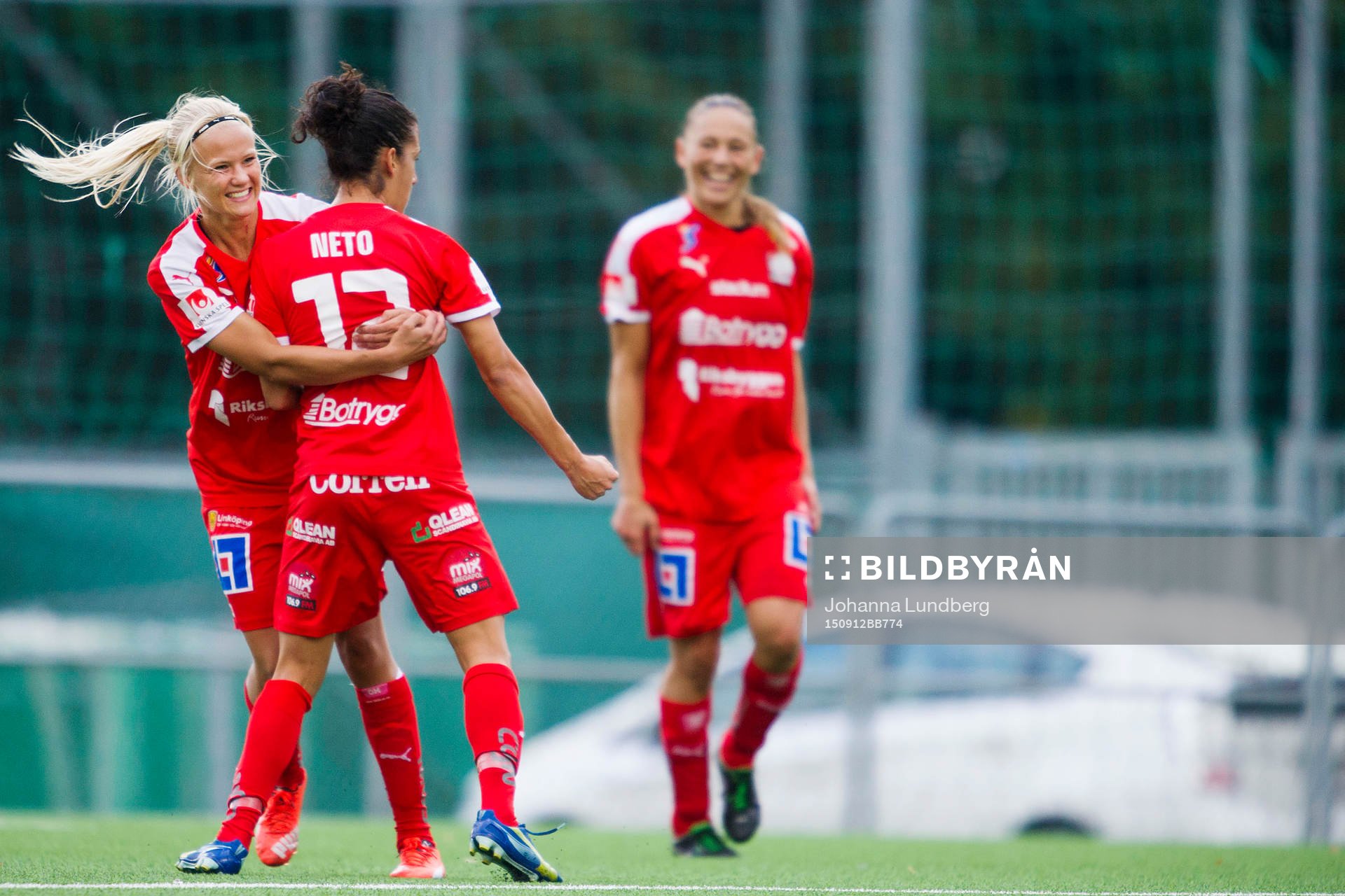 Linköpings Claudia Neto och Pernille Harder jublar