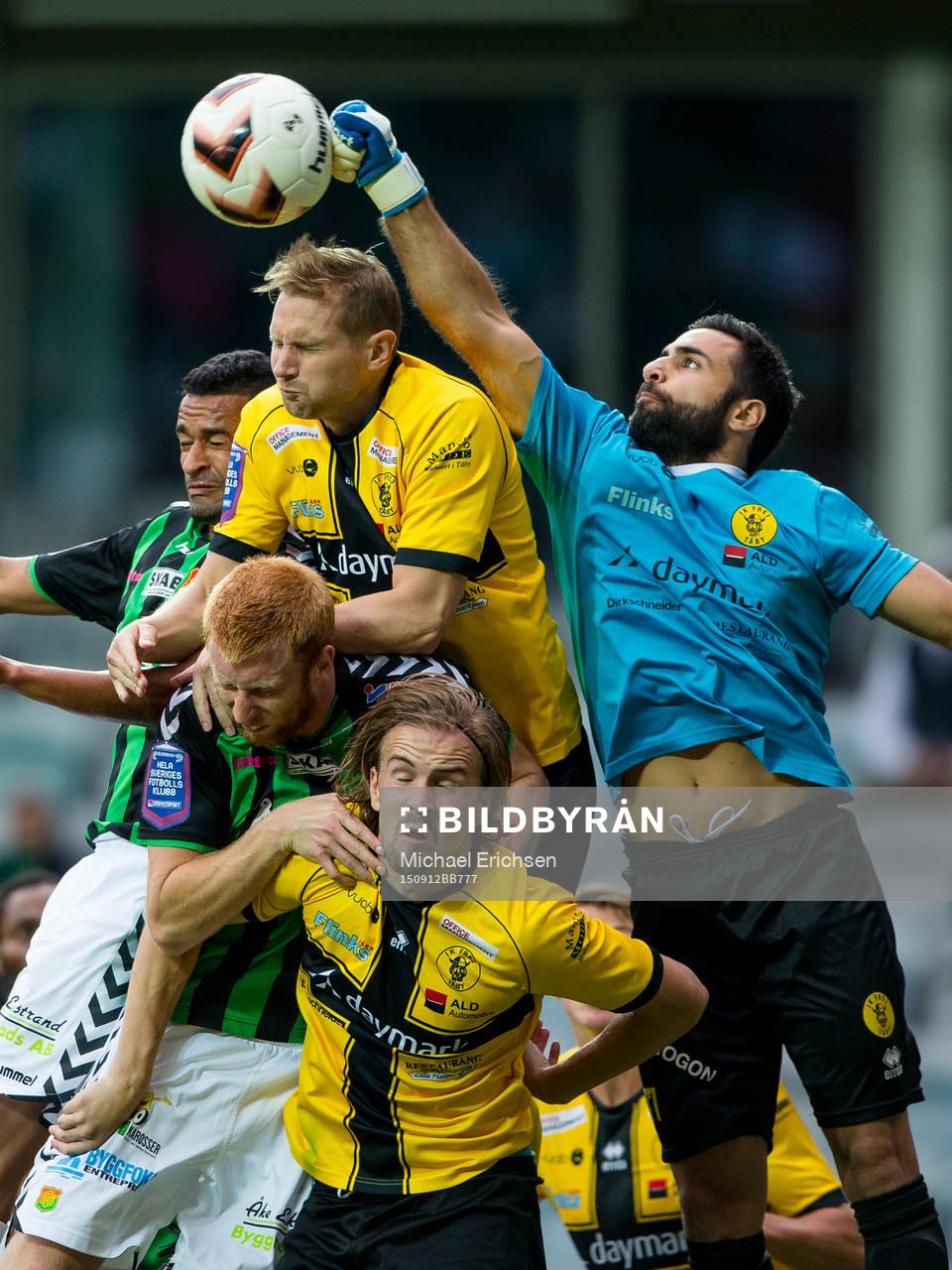 Frejs målvakt Marko Atanackovic når högst i kamp med GAIS Calle Svensson och Francisco Wagsley Rodrigues De Sousa under fotbollsmatchen i Superettan mellan GAIS och IK Frej den 12 september 2015 i Göteborg.