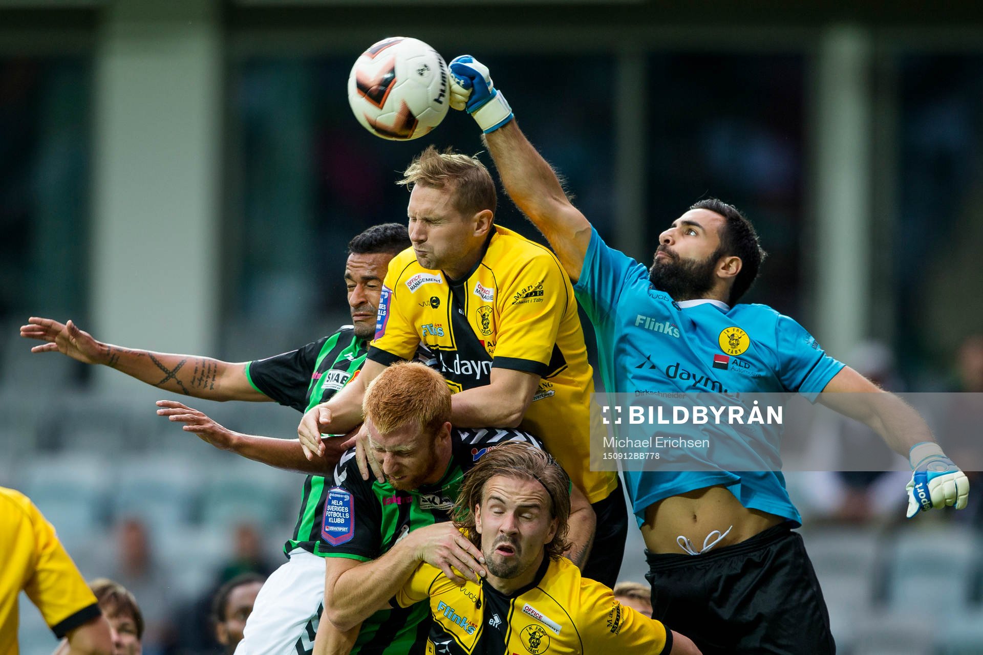 Frejs målvakt Marko Atanackovic når högst i kamp med GAIS Calle Svensson och Francisco Wagsley Rodrigues De Sousa under fotbollsmatchen i Superettan mellan GAIS och IK Frej den 12 september 2015 i Göteborg.