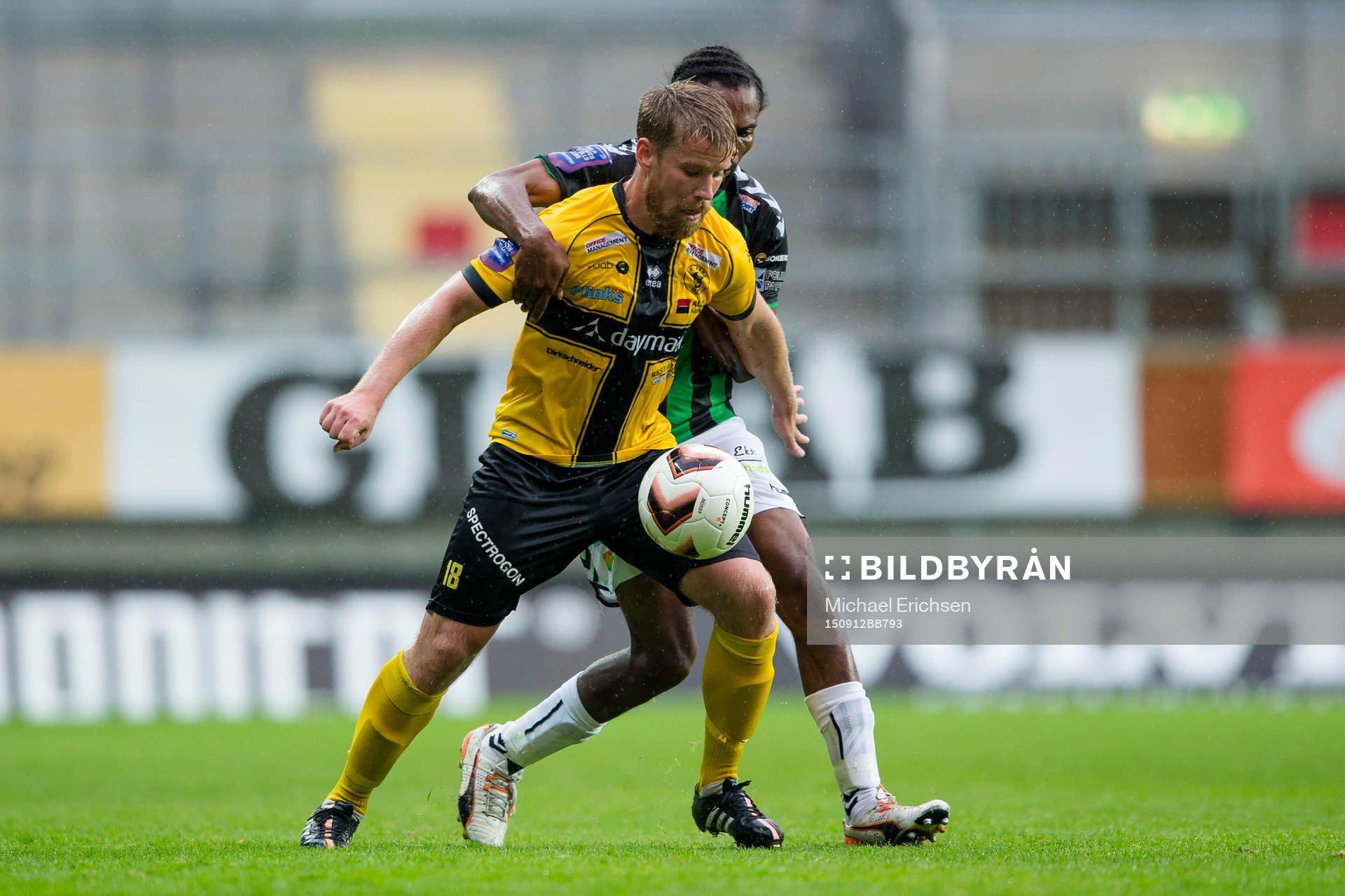 Frejs Joakim Runnemo i kamp med GAIS Yussif Chibsah under fotbollsmatchen i Superettan mellan GAIS och IK Frej den 12 september 2015 i Göteborg.