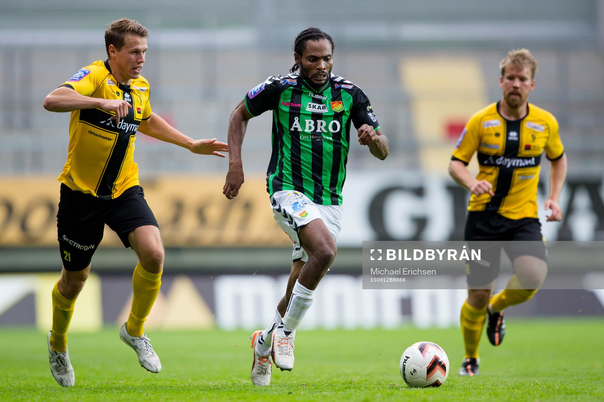 GAIS Richard Ntomba Ekunde före Frejs Philip Wiström och