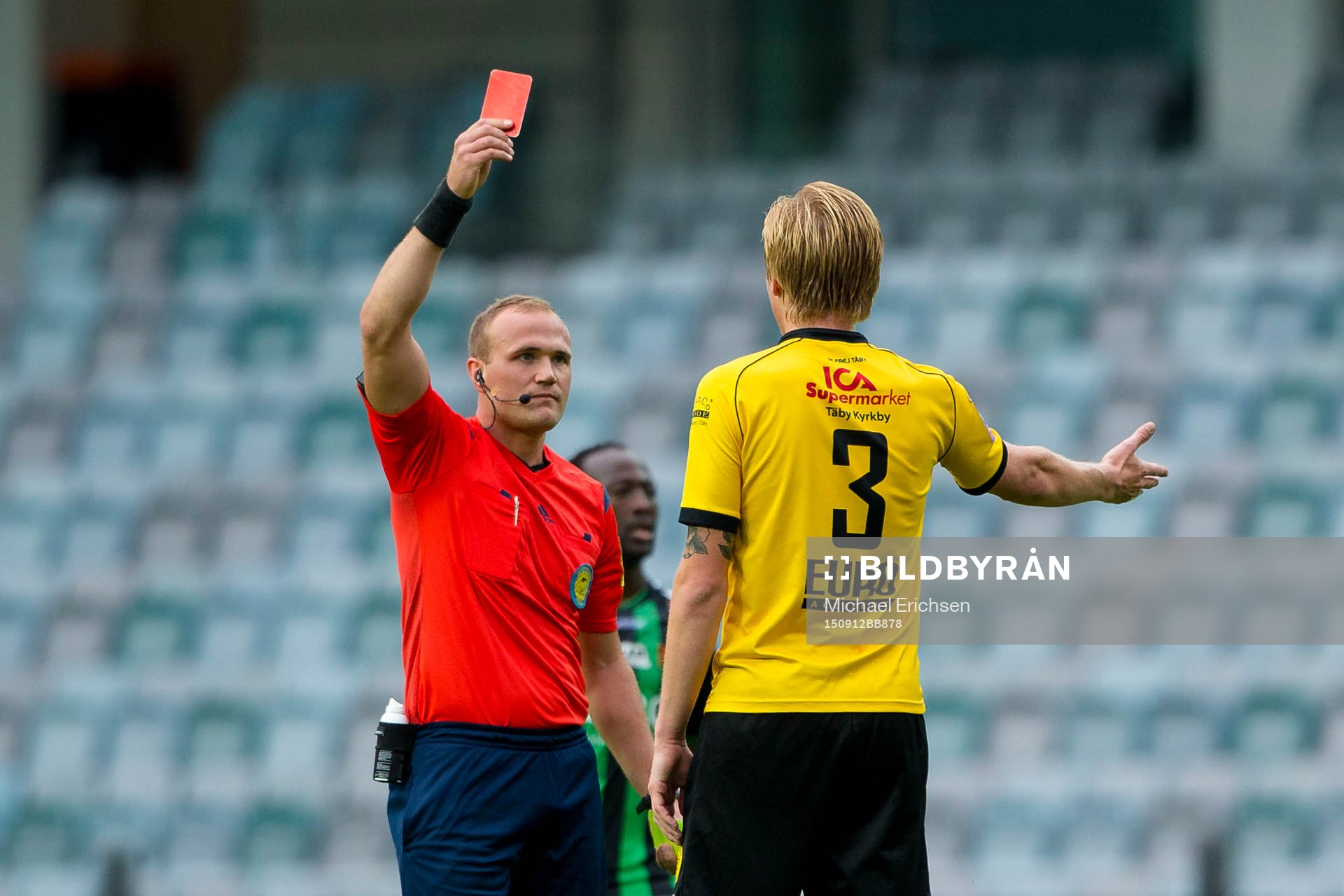 Domare Patrik Eriksson ger Frejs Cristoffer Ericson rött kort under fotbollsmatchen i Superettan mellan GAIS och IK Frej den 12 september 2015 i Göteborg.