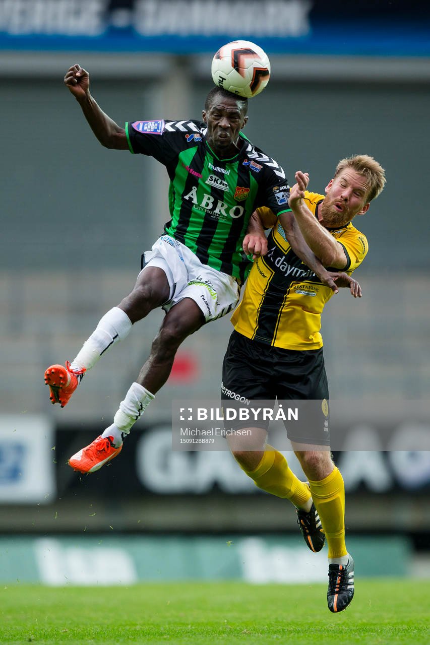 GAIS Yussif Chibsah vinner nickduell mot Frejs Joakim Runnemo under fotbollsmatchen i Superettan mellan GAIS och IK Frej den 12 september 2015 i Göteborg.