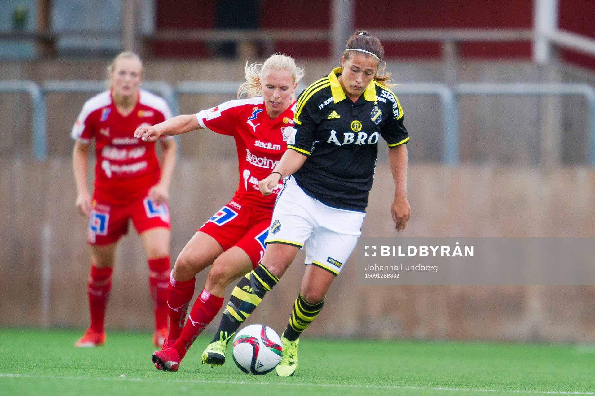 Linköpings Jonna Andersson och AIKs Filippa Angeldal