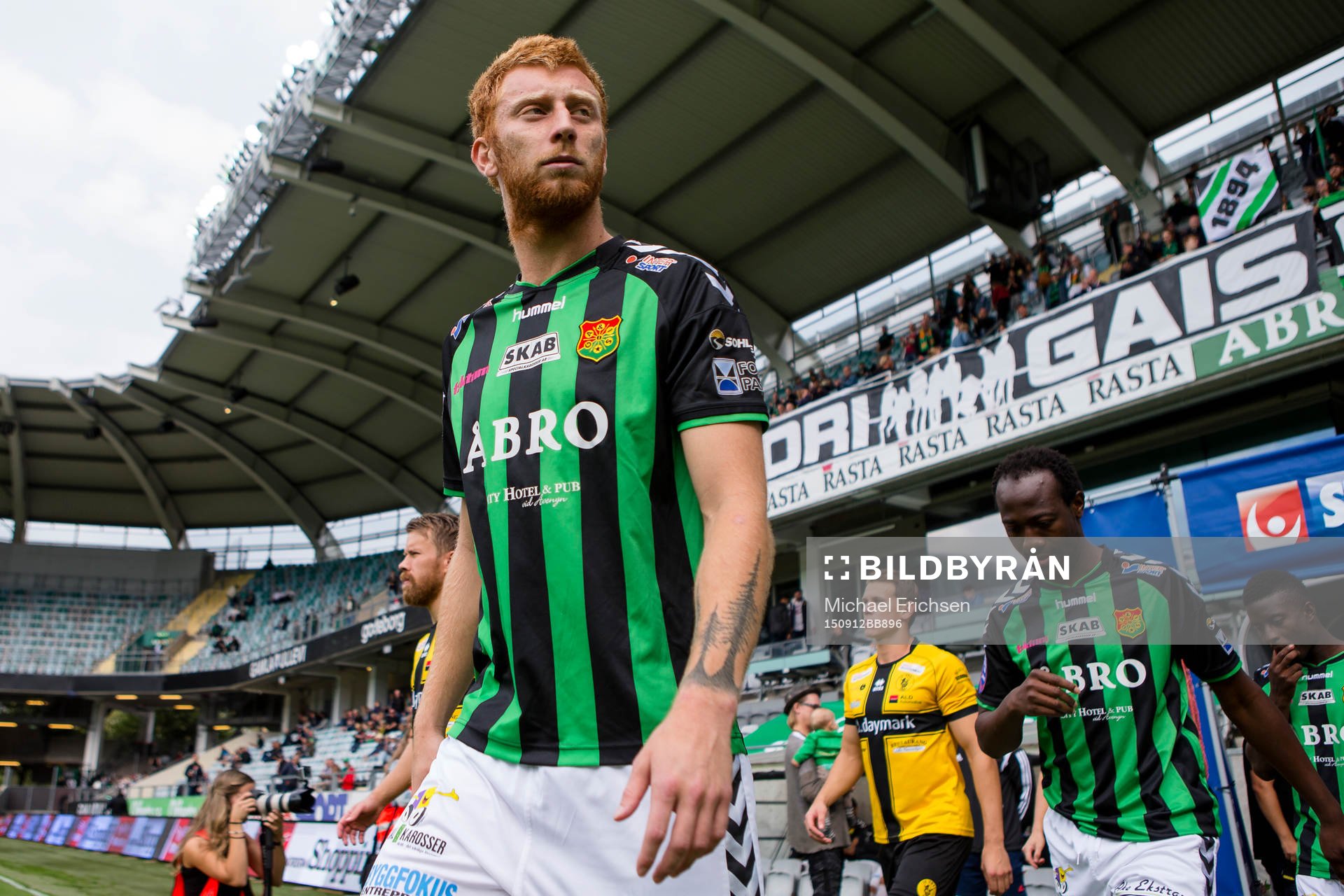 GAIS Calle Svensson på väg in till fotbollsmatchen i