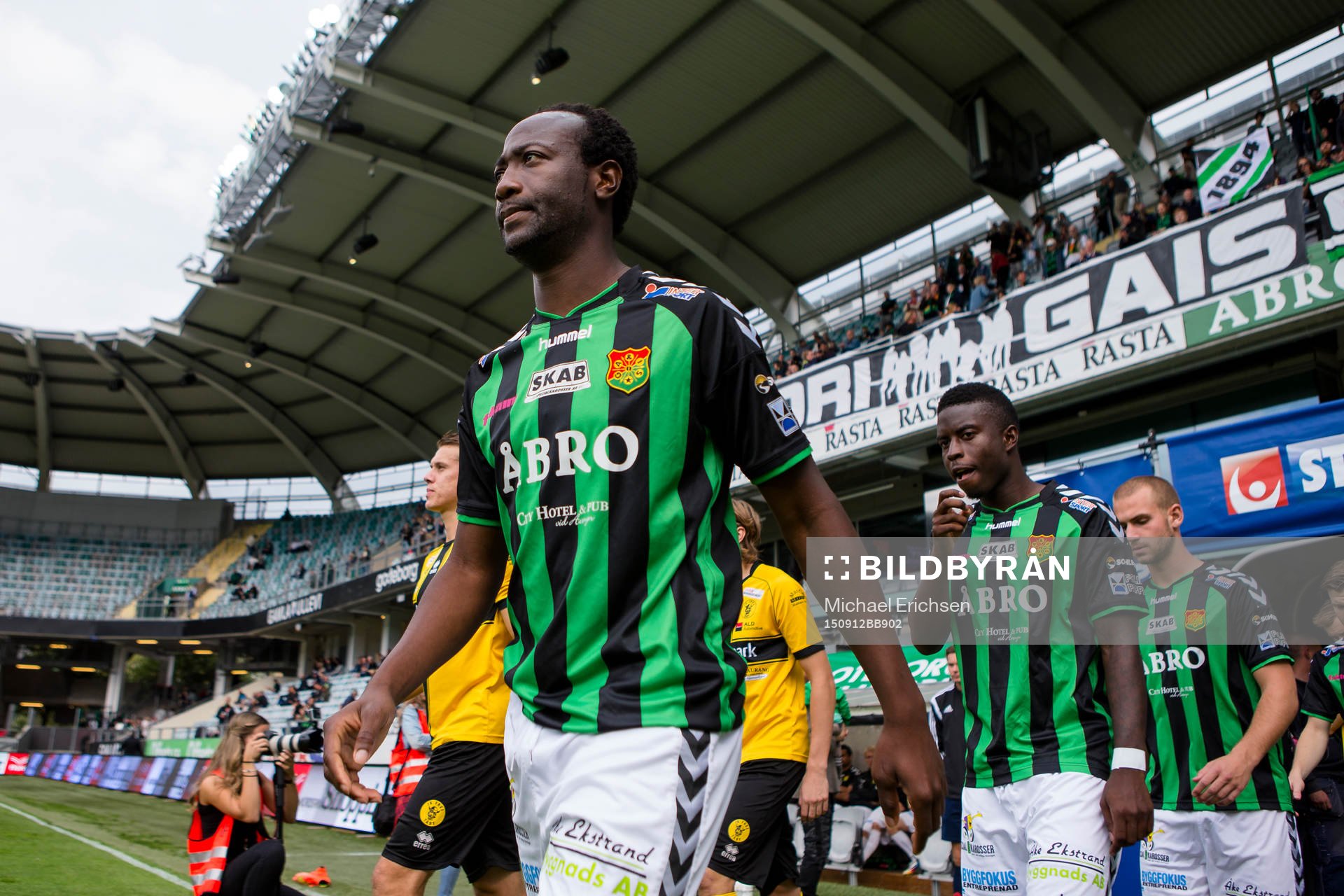 GAIS Reuben Ayarna på väg in till fotbollsmatchen i