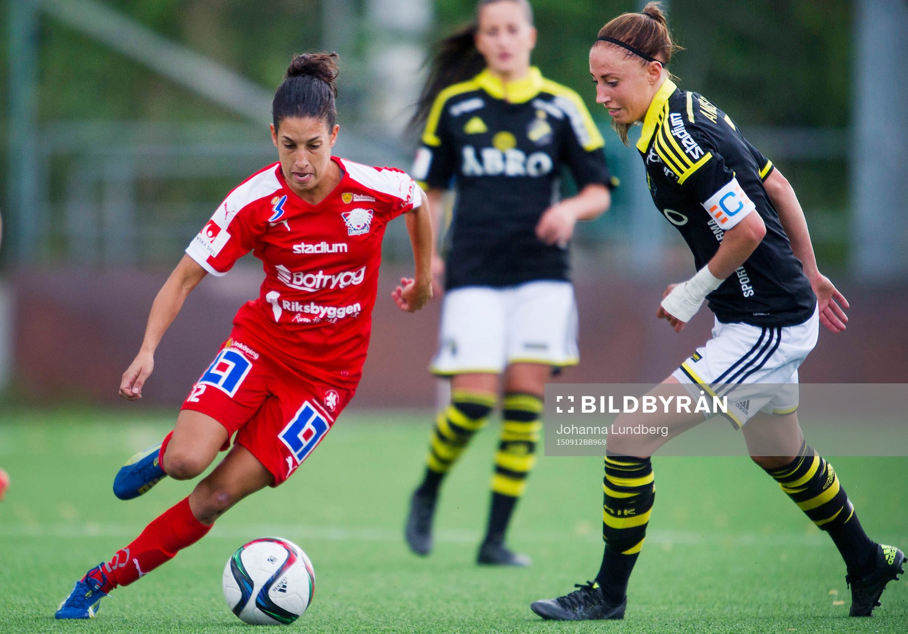 Linköpings Claudia Neto och AIKs Petra Andersson