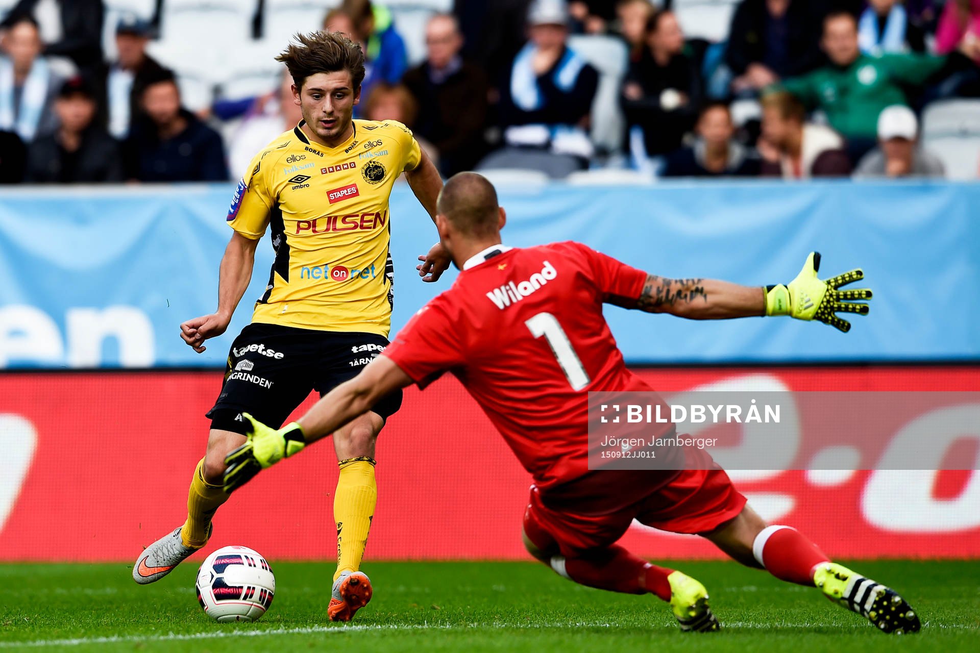 Elfsborgs Simon Hedlund kommer fri mot Malmö FFs målvakt