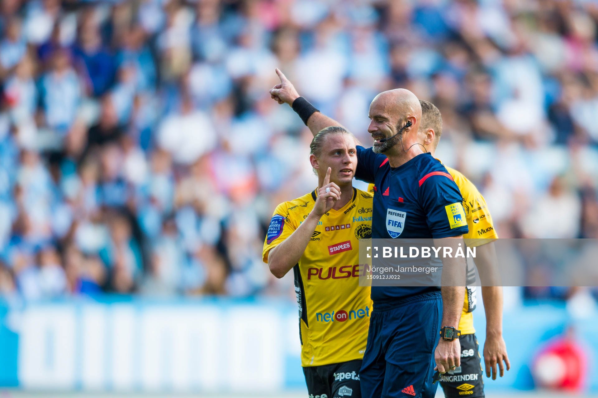 Elfsborgs Simon Hedlund diskuterar med Domaren Stefan