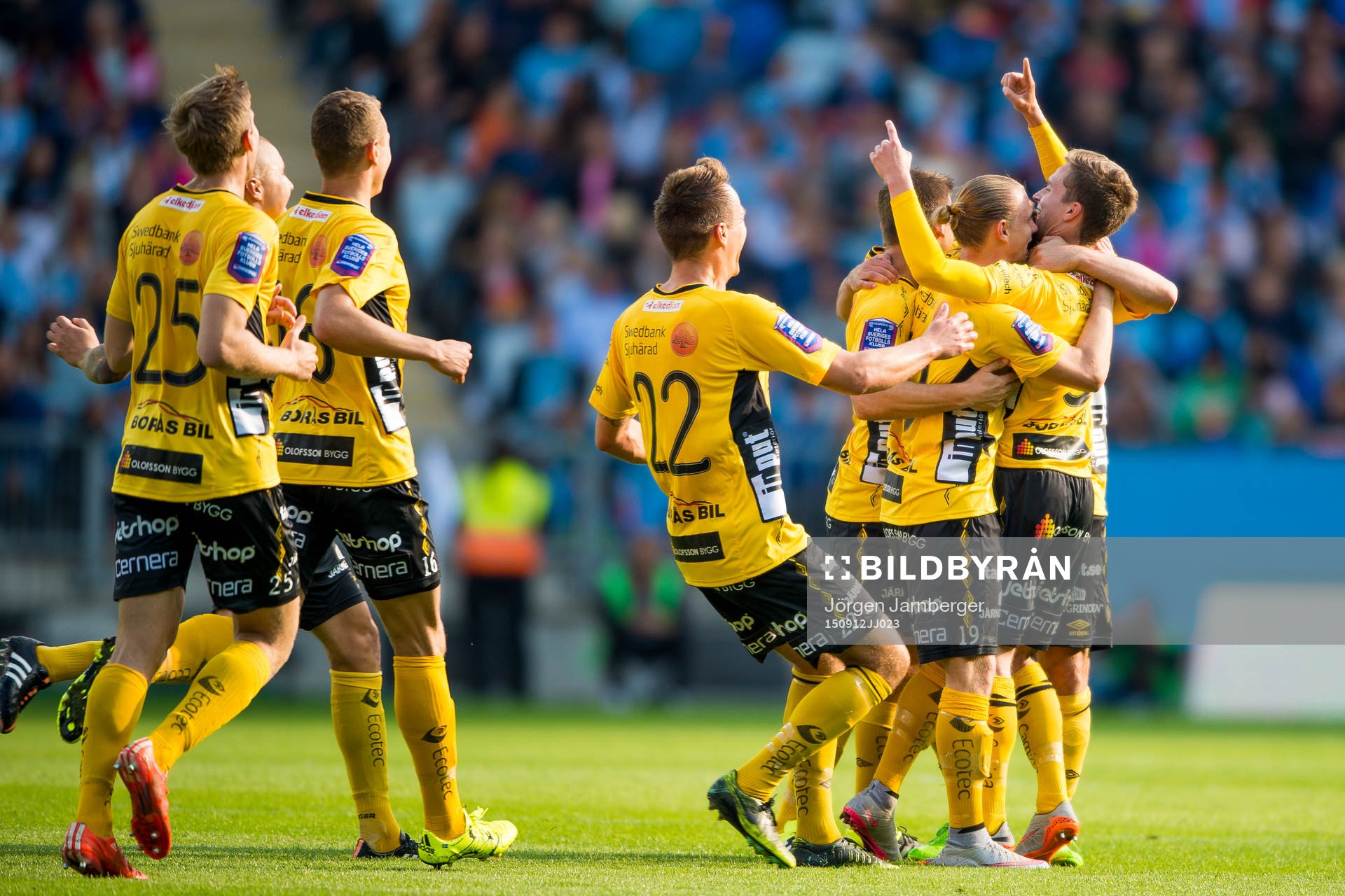 Elfsborgs Adam Lundqvist (höger i bild) jublar med övriga spelare efter att gjort 0-1 under en fotbollsmatch i Allsvenskan mellan Malmö FF och Elfsborg den 12 september 2015 i Malmö.