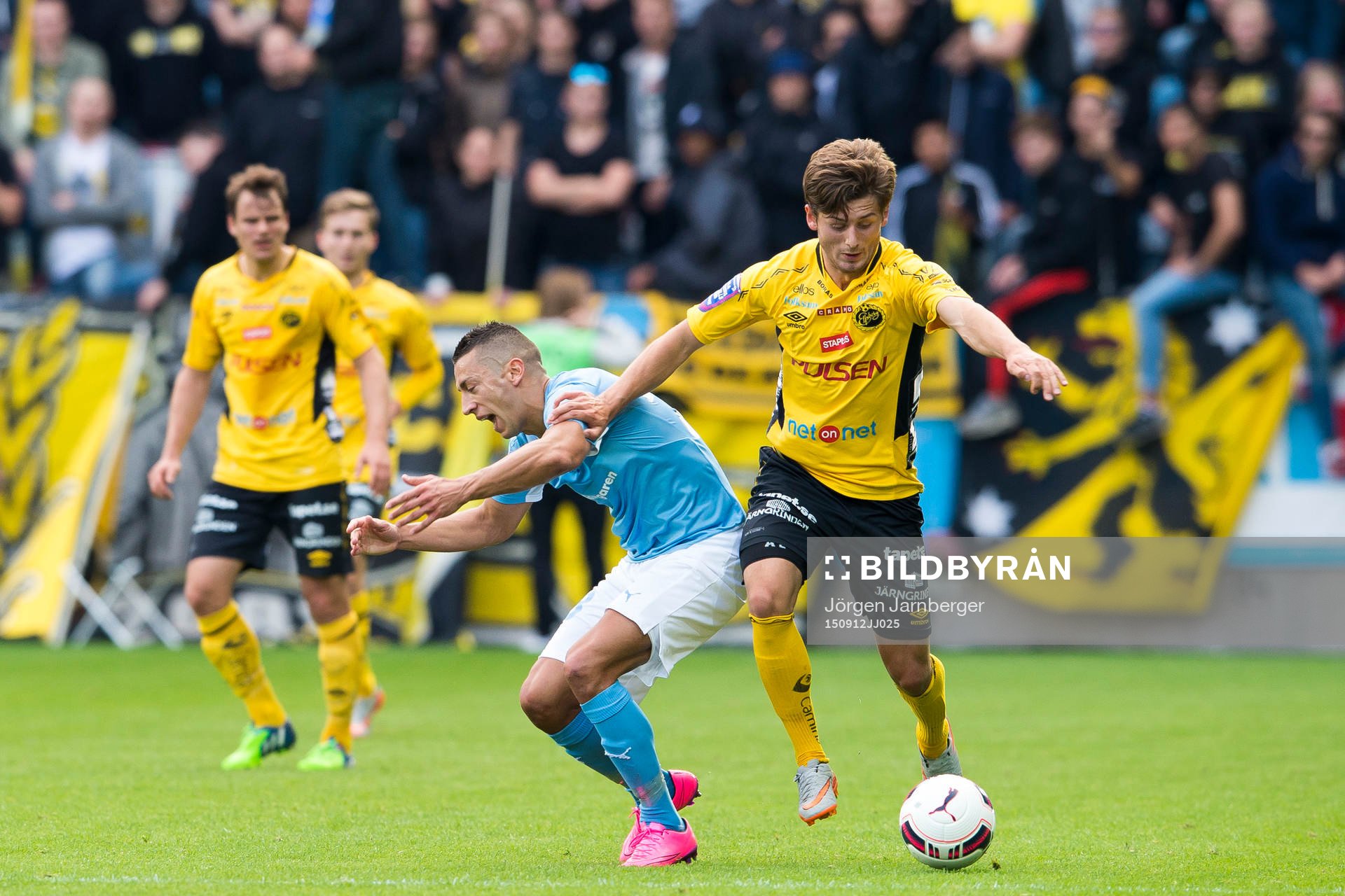 Elfsborgs Arber Zeneli tar sig förbi Malmö FFs Nikola
