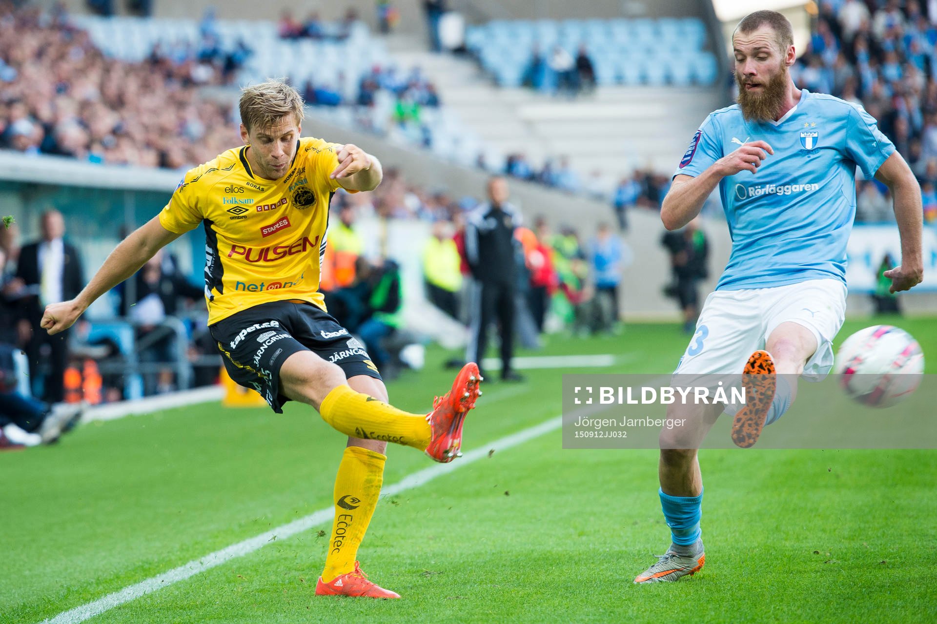 Elfsborgs Niklas Gunnarsson lägger bollen förbi Malmö