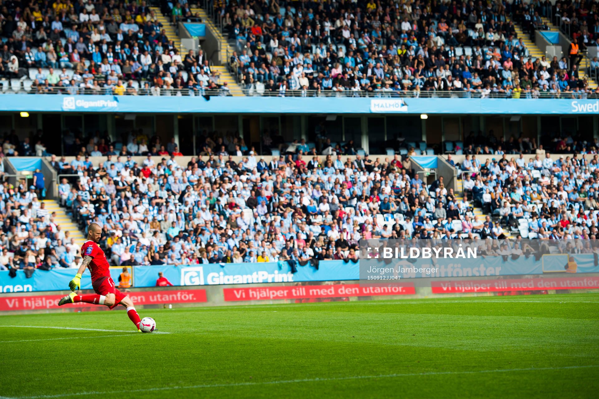 Malmö FFs målvakt Johan Wiland skjuter en utsprack med
