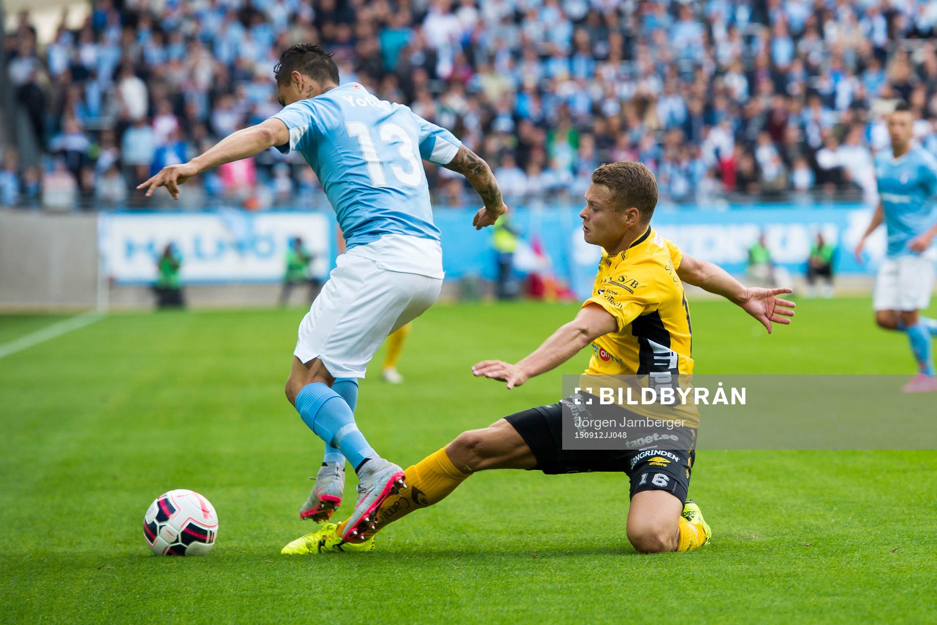 Elfsborgs Viktor Claesson bryter bollen från Malmö FFs