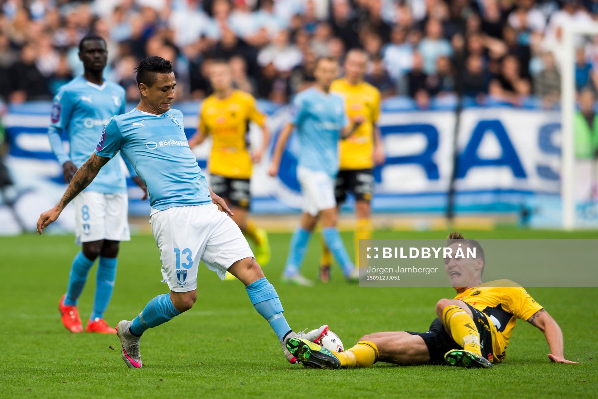 Elfsborgs Viktor Prodell bryter bollen från Malmö FFs