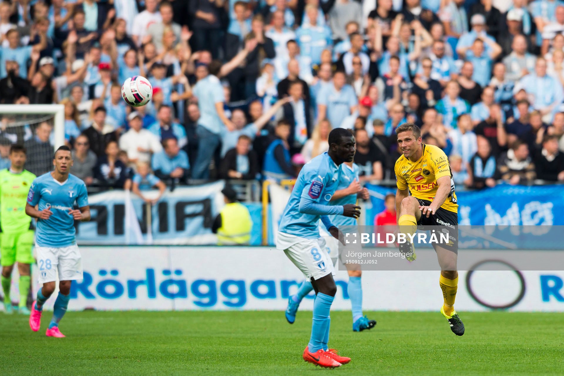 Elfsborgs Anders Svensson skjuter iväg bollen under en fotbollsmatch i Allsvenskan mellan Malmö FF och Elfsborg den 12 september 2015 i Malmö.
