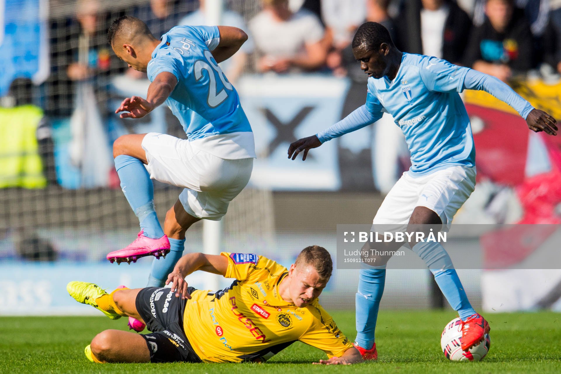 Elfsborgs Viktor Claesson i kamp om bollen med Malmö FFs Nikola Djurjic och Enock Kofi Adu under fotbollsmatchen i Allsvenskan mellan Malmö FF och Elfsborg den 12 september 2015 i Malmö.