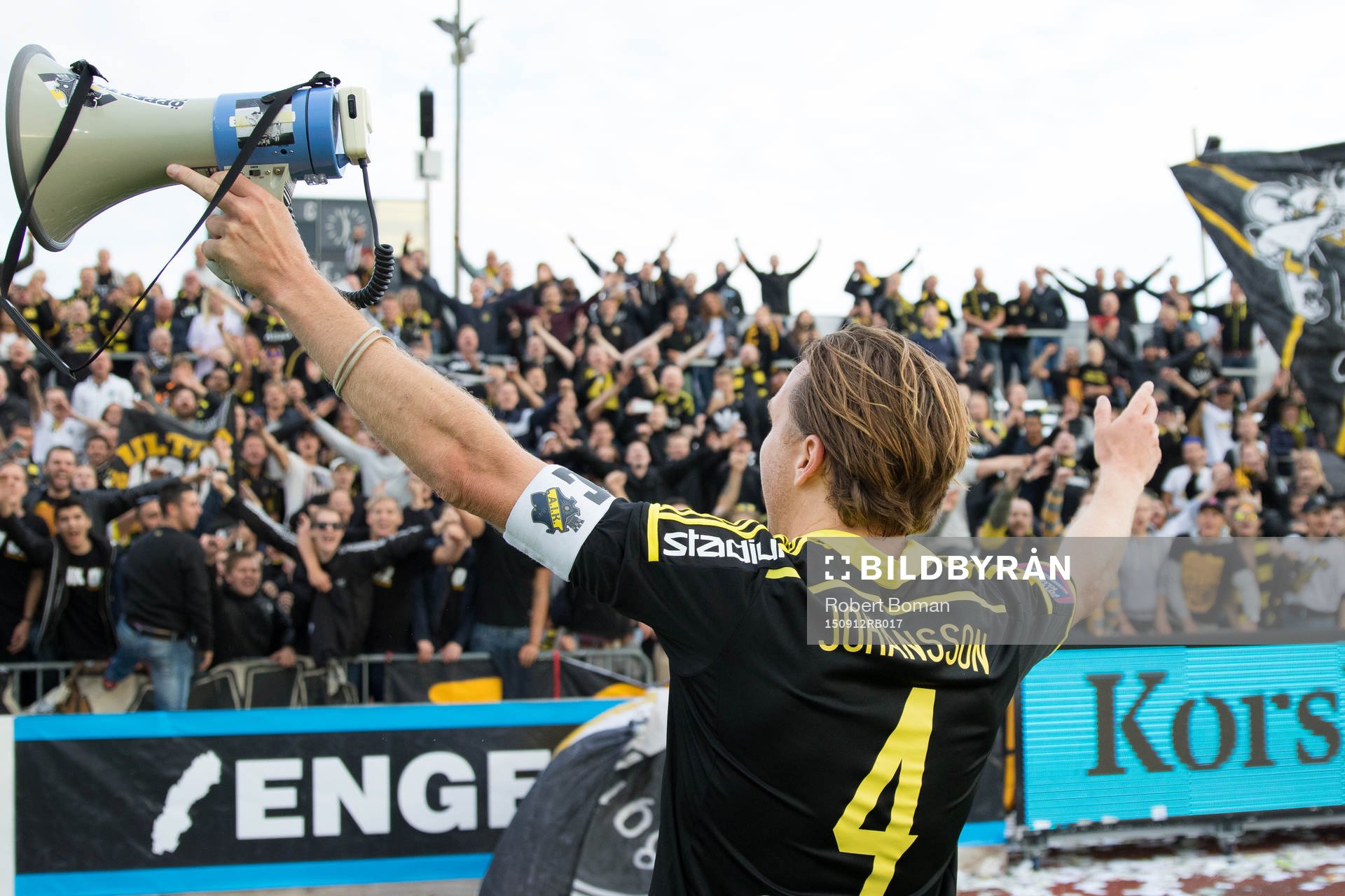 AIK:s Nils-Eric Johansson jublar tillsammans med supportrarna efter fotbollsmatchen i Allsvenskan mellan Falkenberg och AIK den 12 September 2015 i Falkenberg.