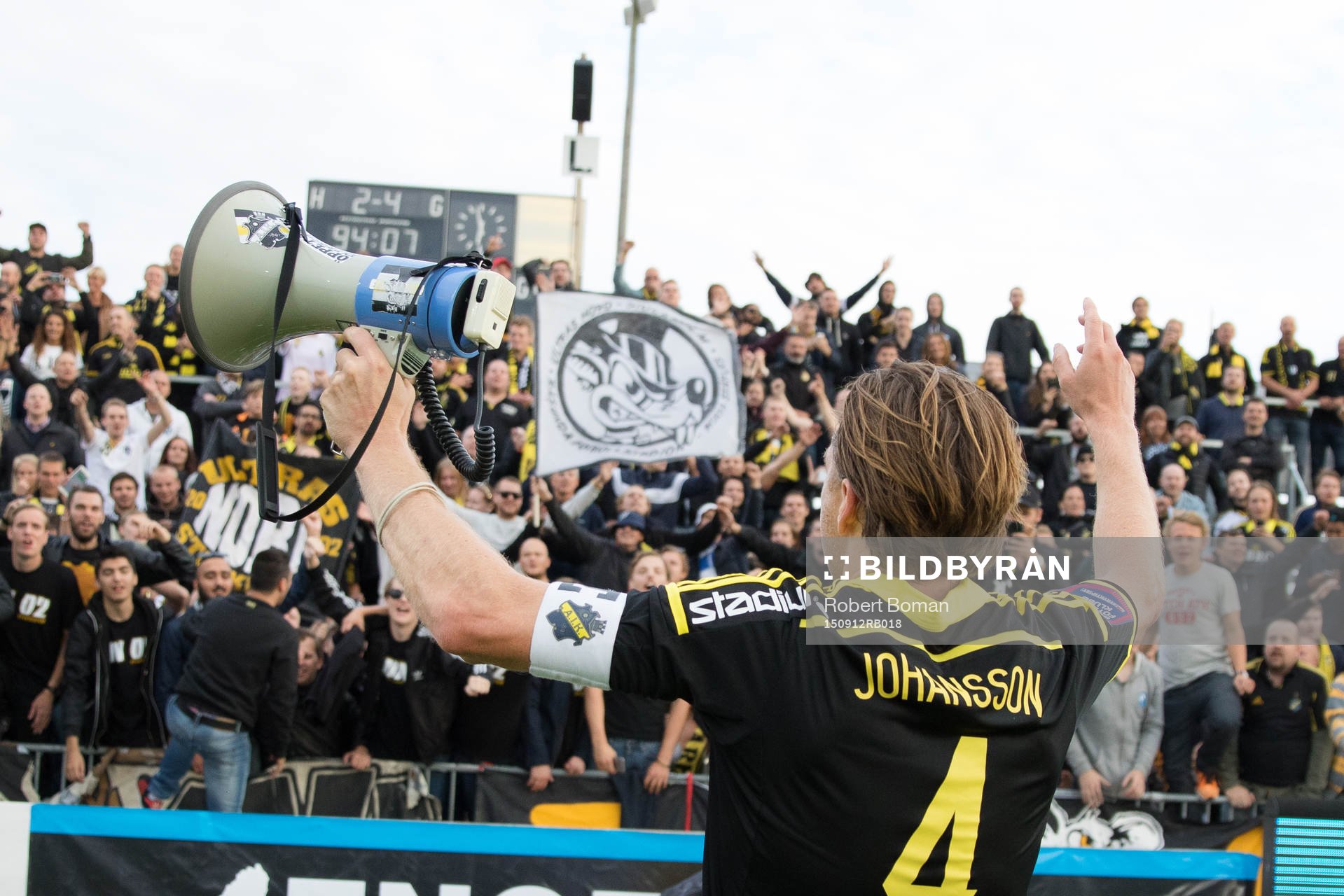 AIK:s Nils-Eric Johansson jublar tillsammans med supportrarna efter fotbollsmatchen i Allsvenskan mellan Falkenberg och AIK den 12 September 2015 i Falkenberg.