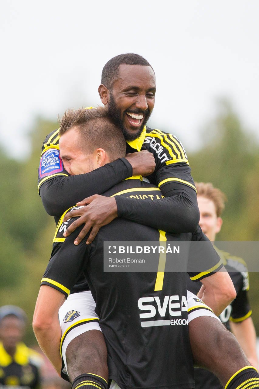 s Henok Goitom och Fredrik Brustad jublar
