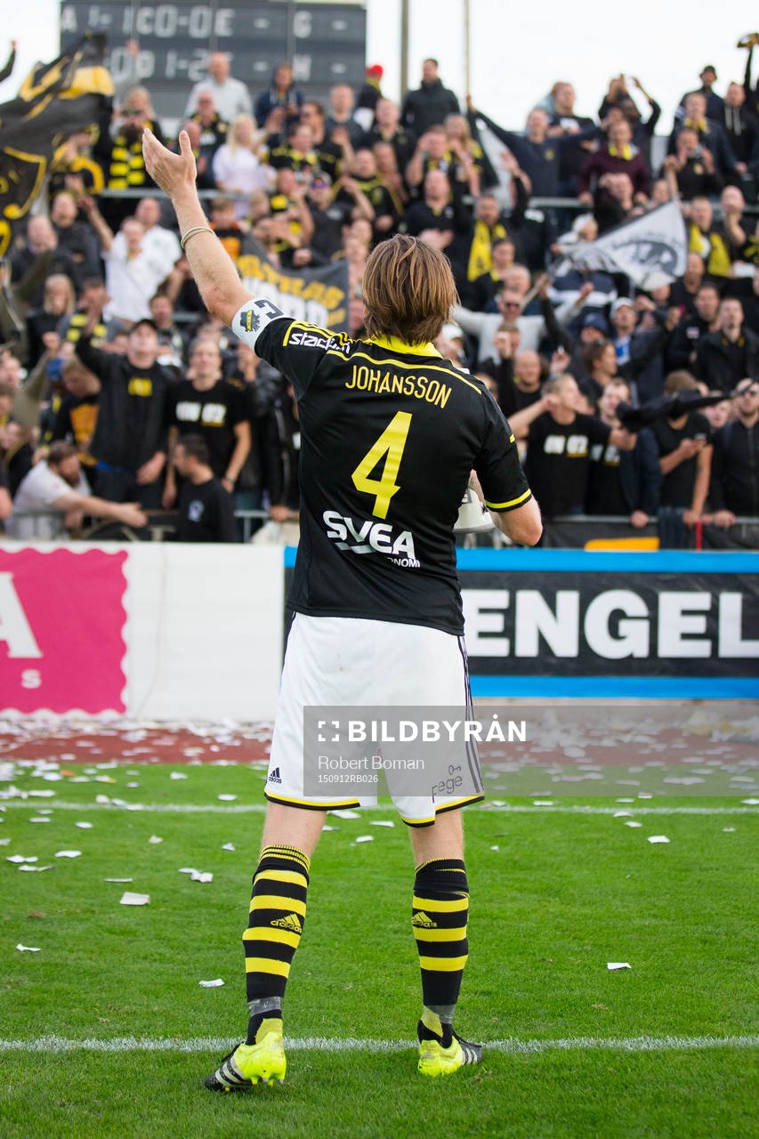 AIK:s Nils-Eric Johansson jublar tillsammans med supportrarna efter fotbollsmatchen i Allsvenskan mellan Falkenberg och AIK den 12 September 2015 i Falkenberg.