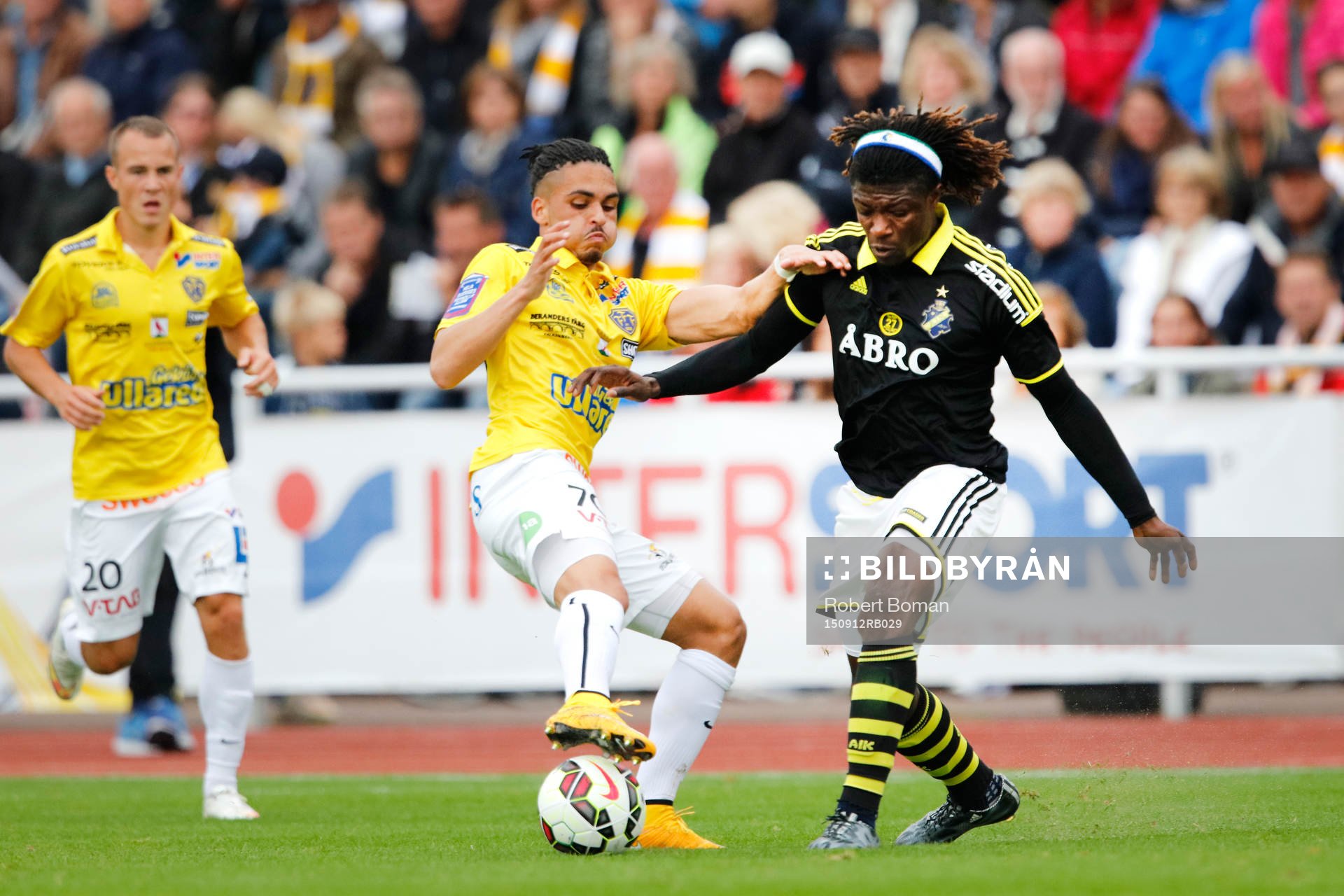 Falkenbergs Aleksander Jakobsen och AIK:s Mohamed Bangura i kamp om bollen under fotbollsmatchen i Allsvenskan mellan Falkenberg och AIK den 12 September 2015 i Falkenberg.