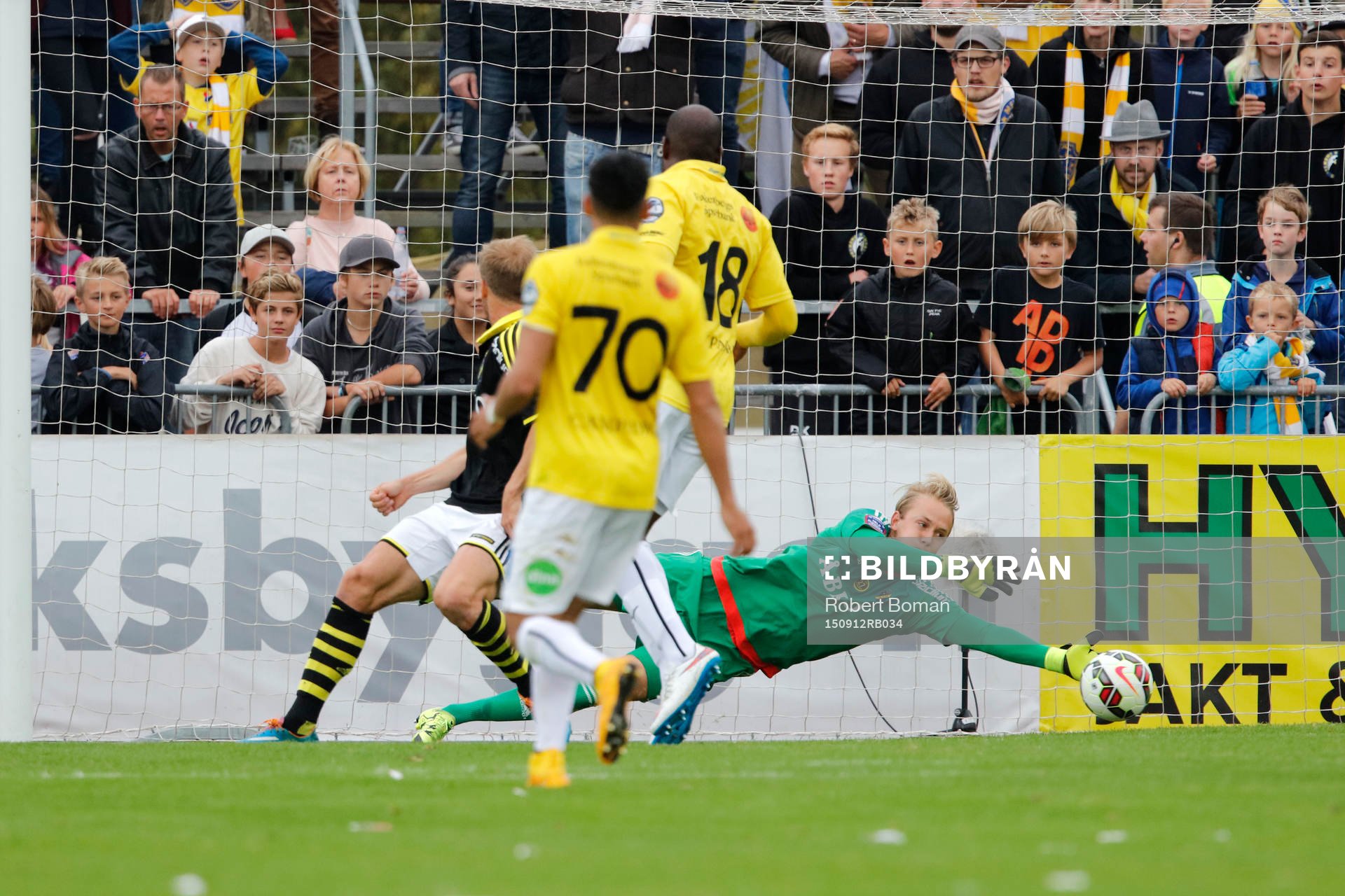 s Målvakt Patrik Carlgren räddar mål
