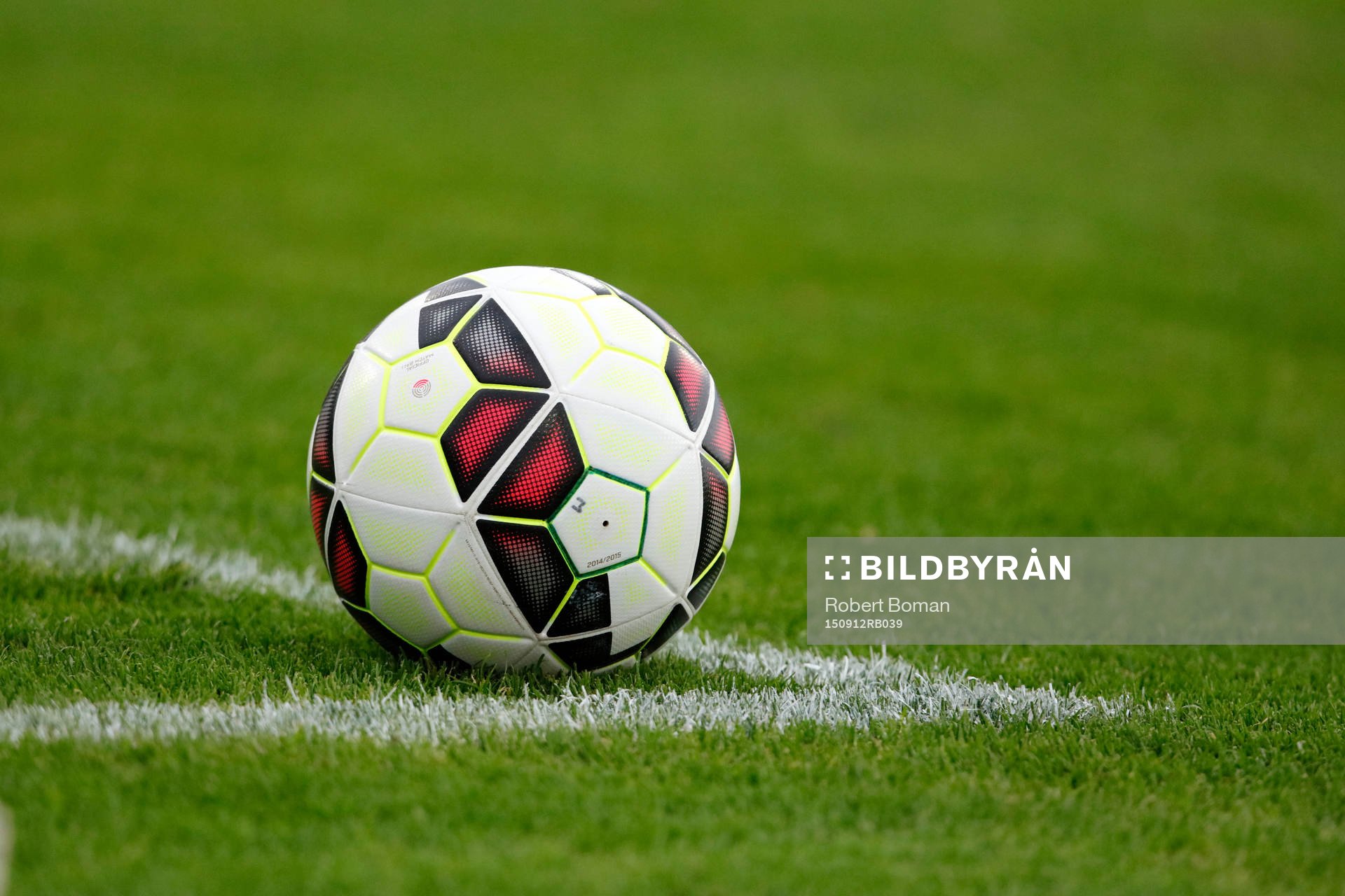 En fotboll ligger på gräset