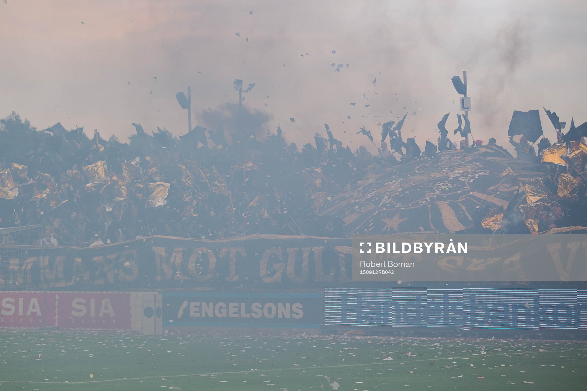 Mycket rök över fotbollsplanen före fotbollsmatchen i