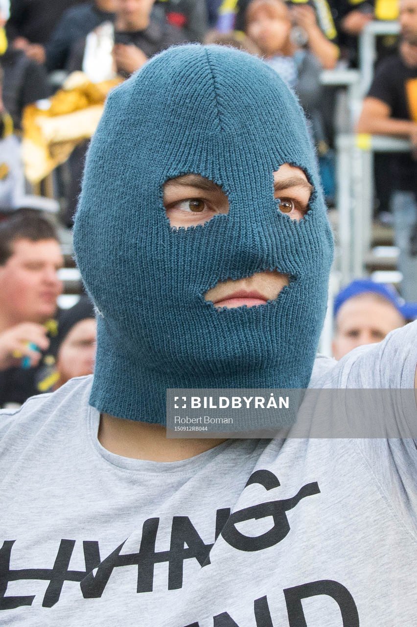 En maskerad AIK supporter