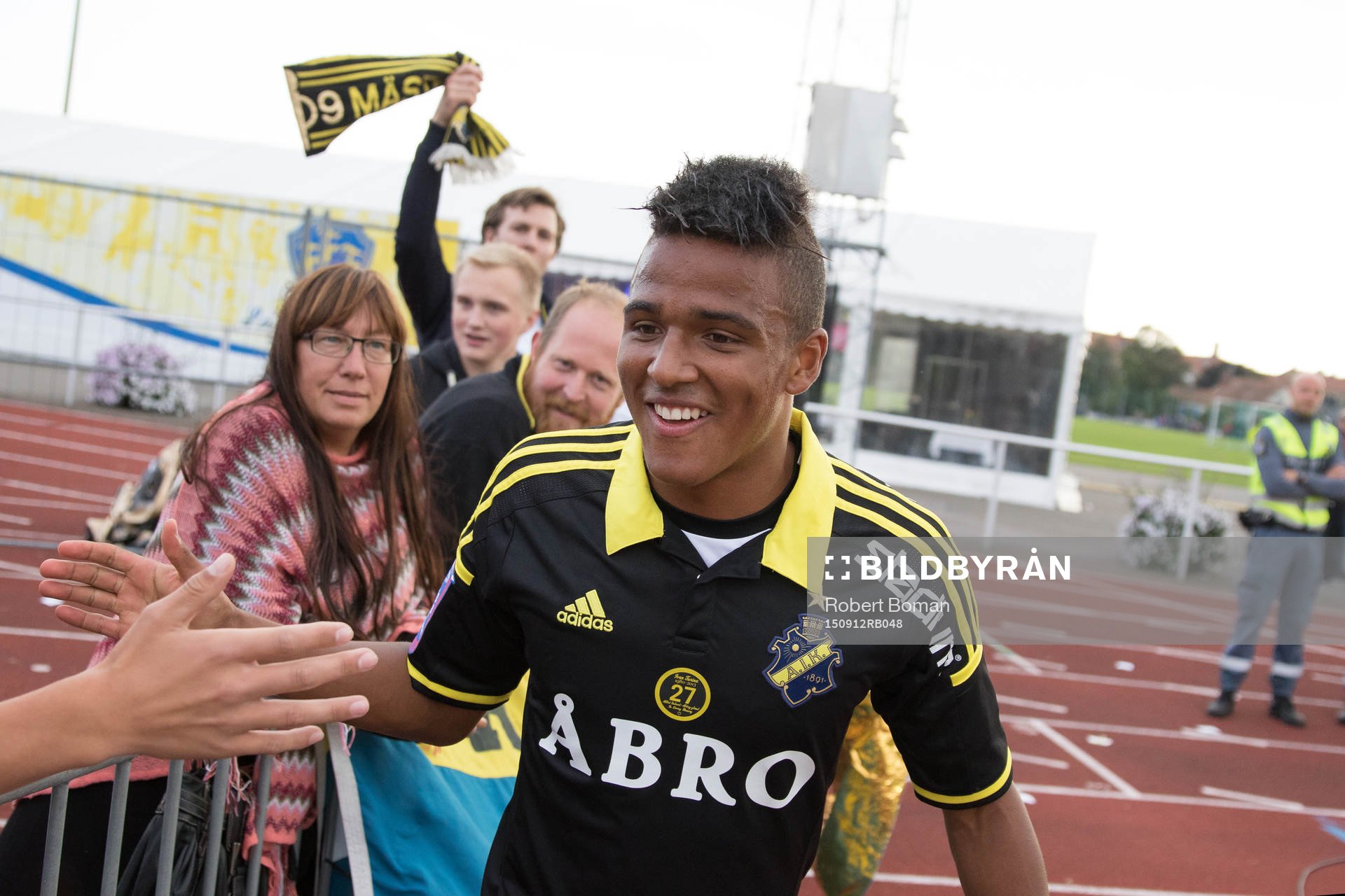 AIK:s Niclas Eliasson jublar efter fotbollsmatchen i Allsvenskan mellan Falkenberg och AIK den 12 September 2015 i Falkenberg.