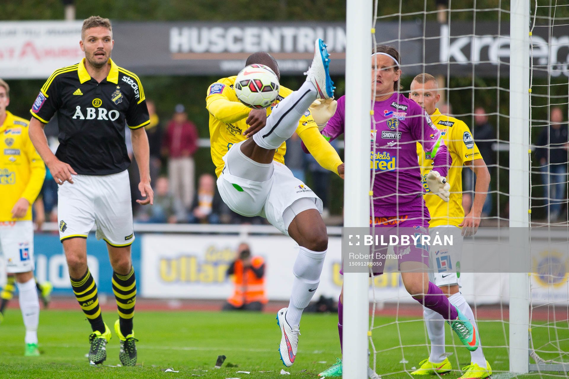 Falkenbergs Hakeem Araba gör en räddning