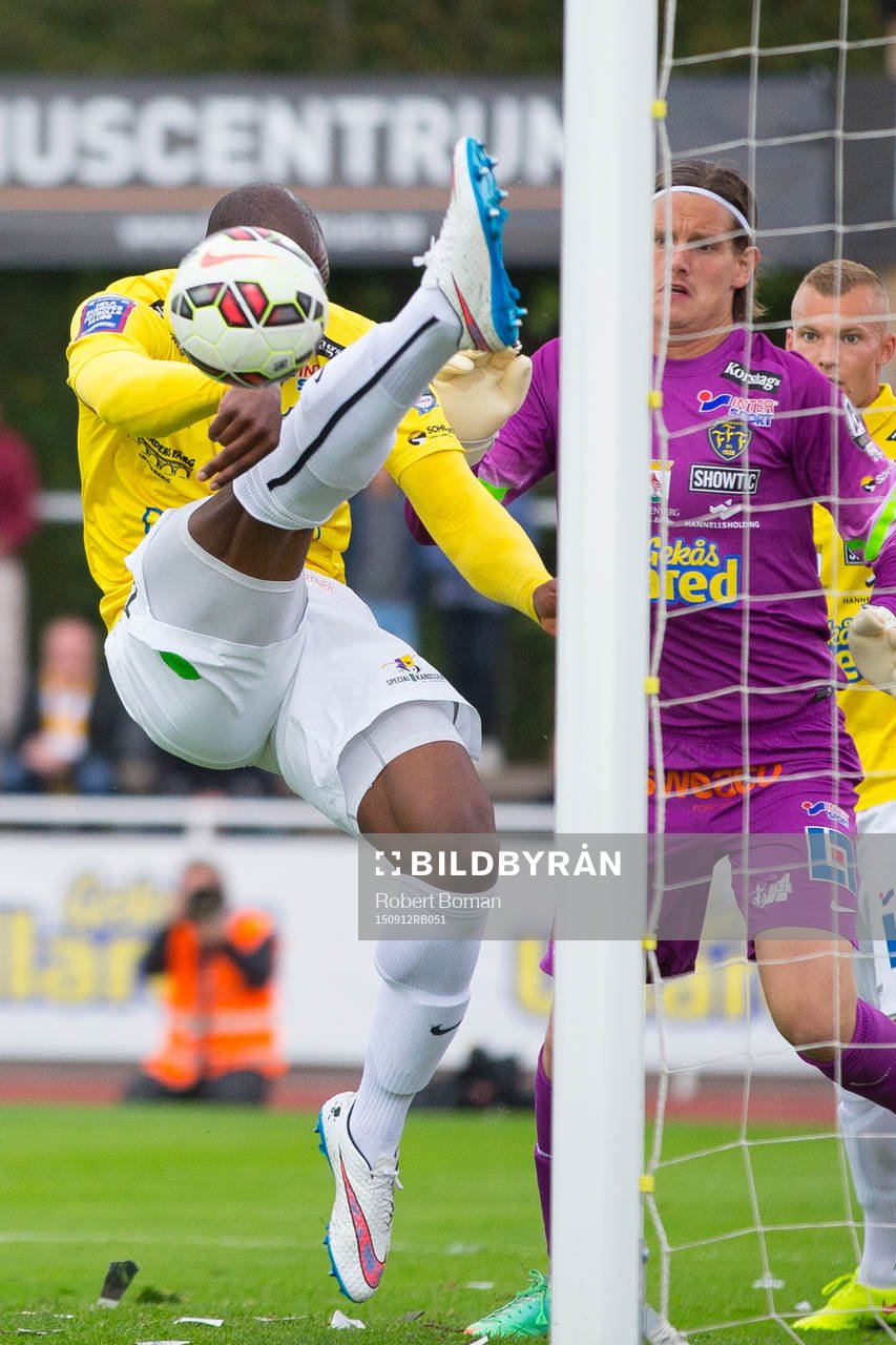 Falkenbergs Hakeem Araba gör en räddning